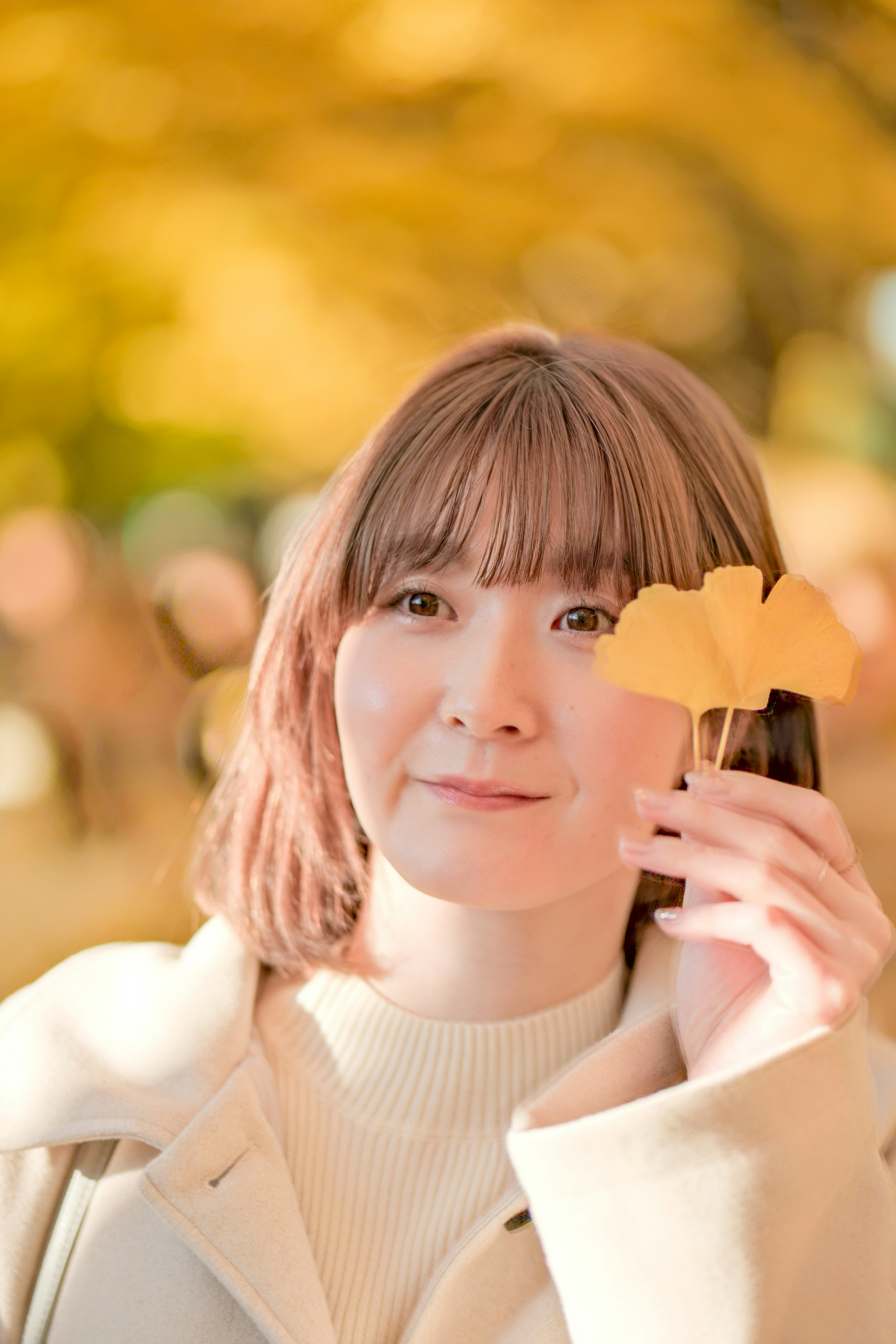 秋の黄色い葉を持つ女性のポートレート