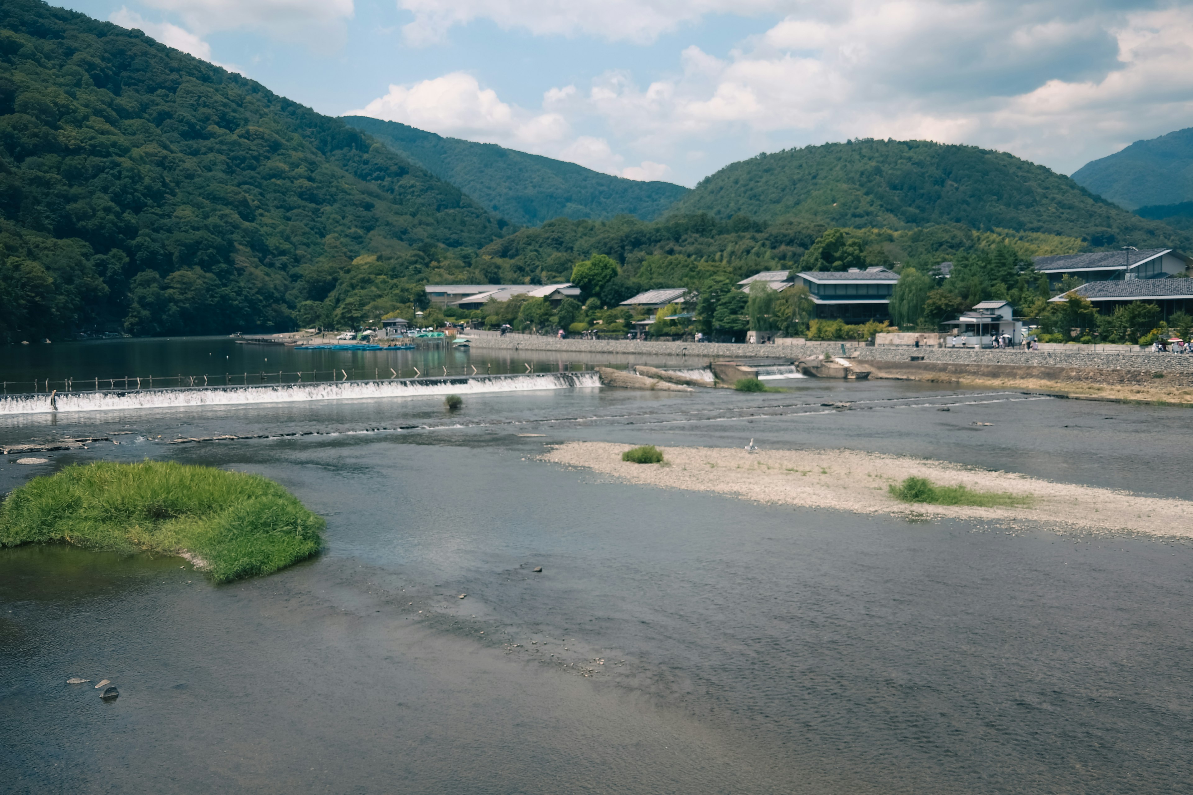 川と山の景色に囲まれた静かな風景