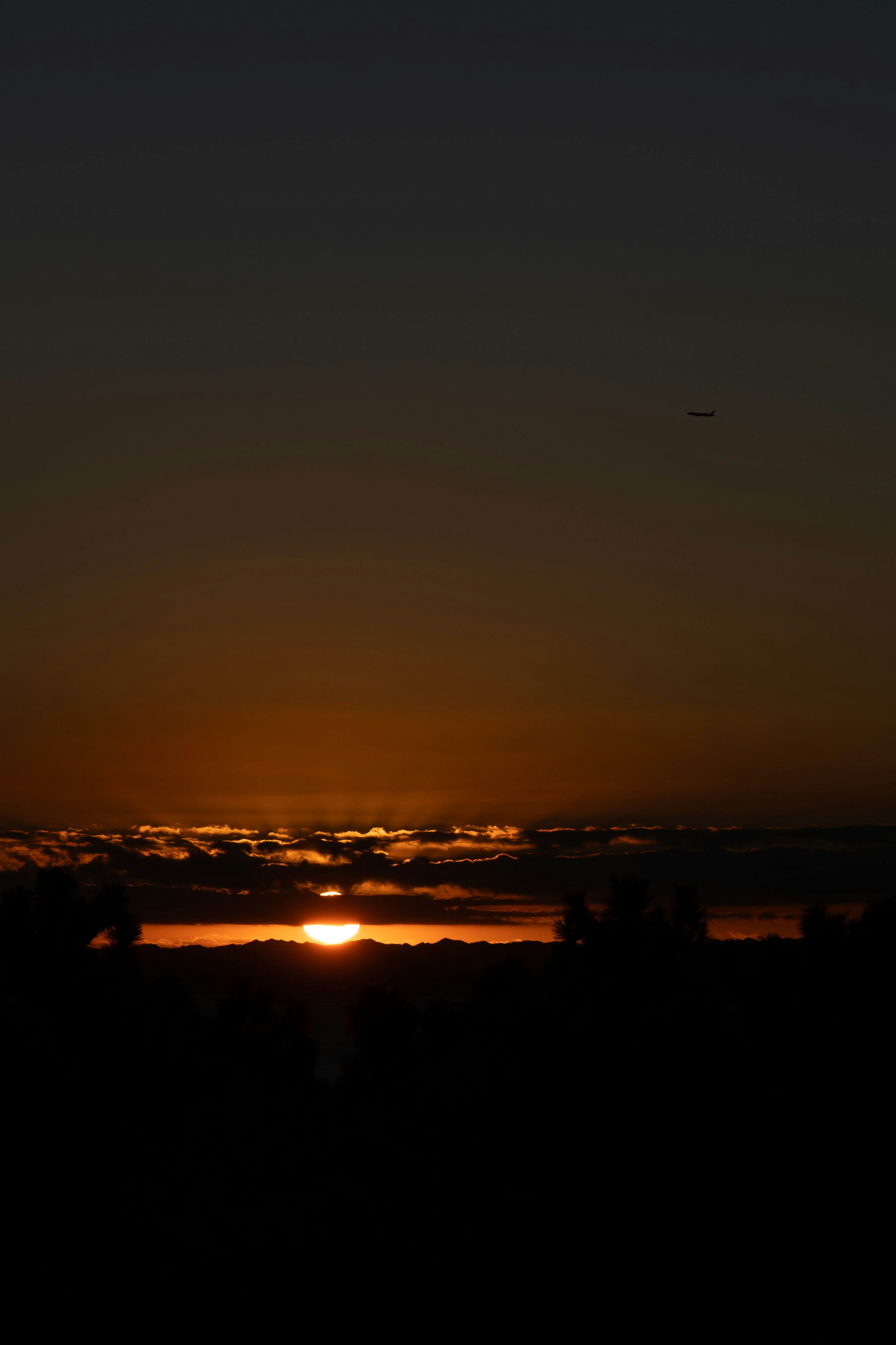 夕日が沈む美しい風景 暗い空とオレンジ色の雲が広がる