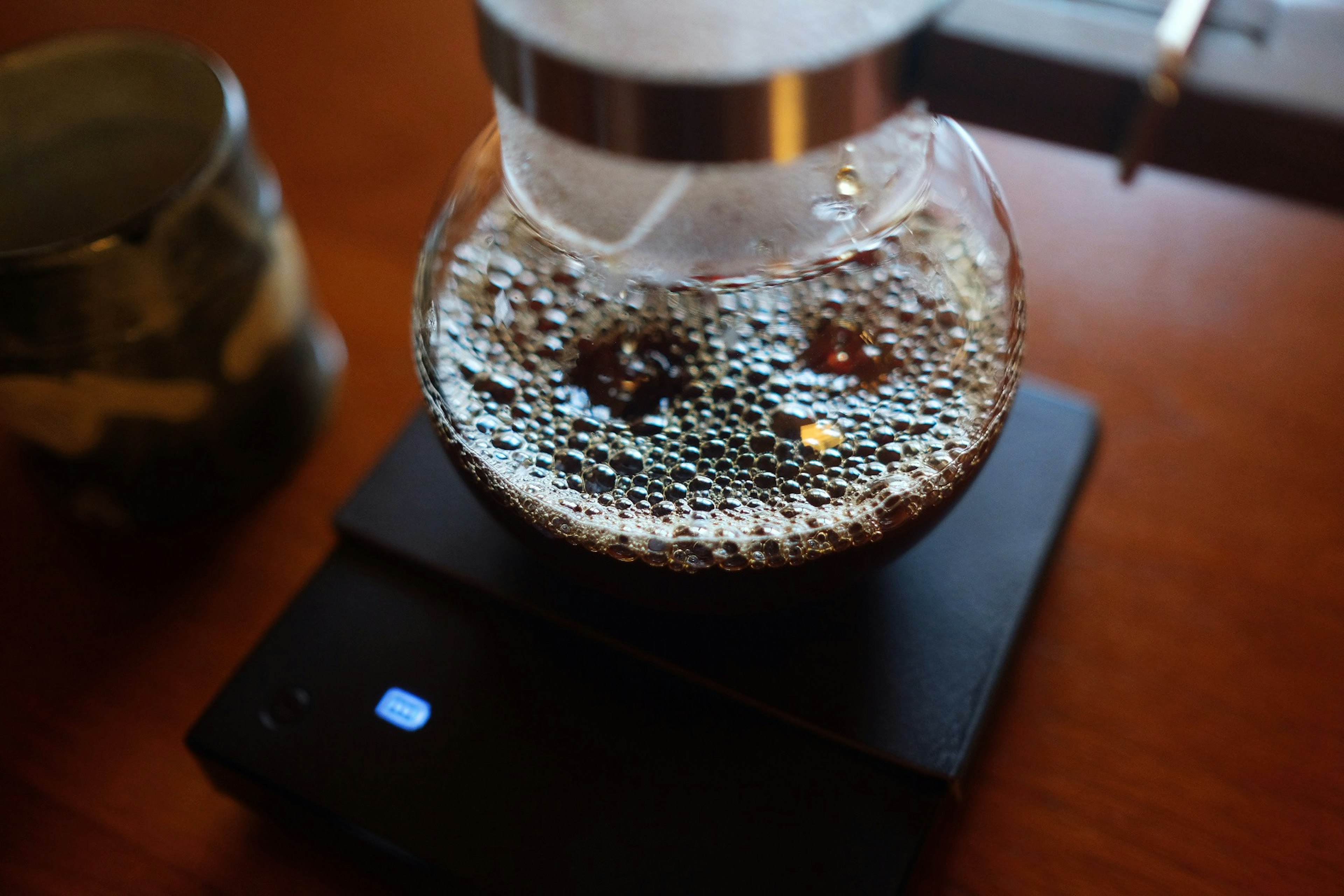 Photo d'un cafetière à main avec du café bouillonnant