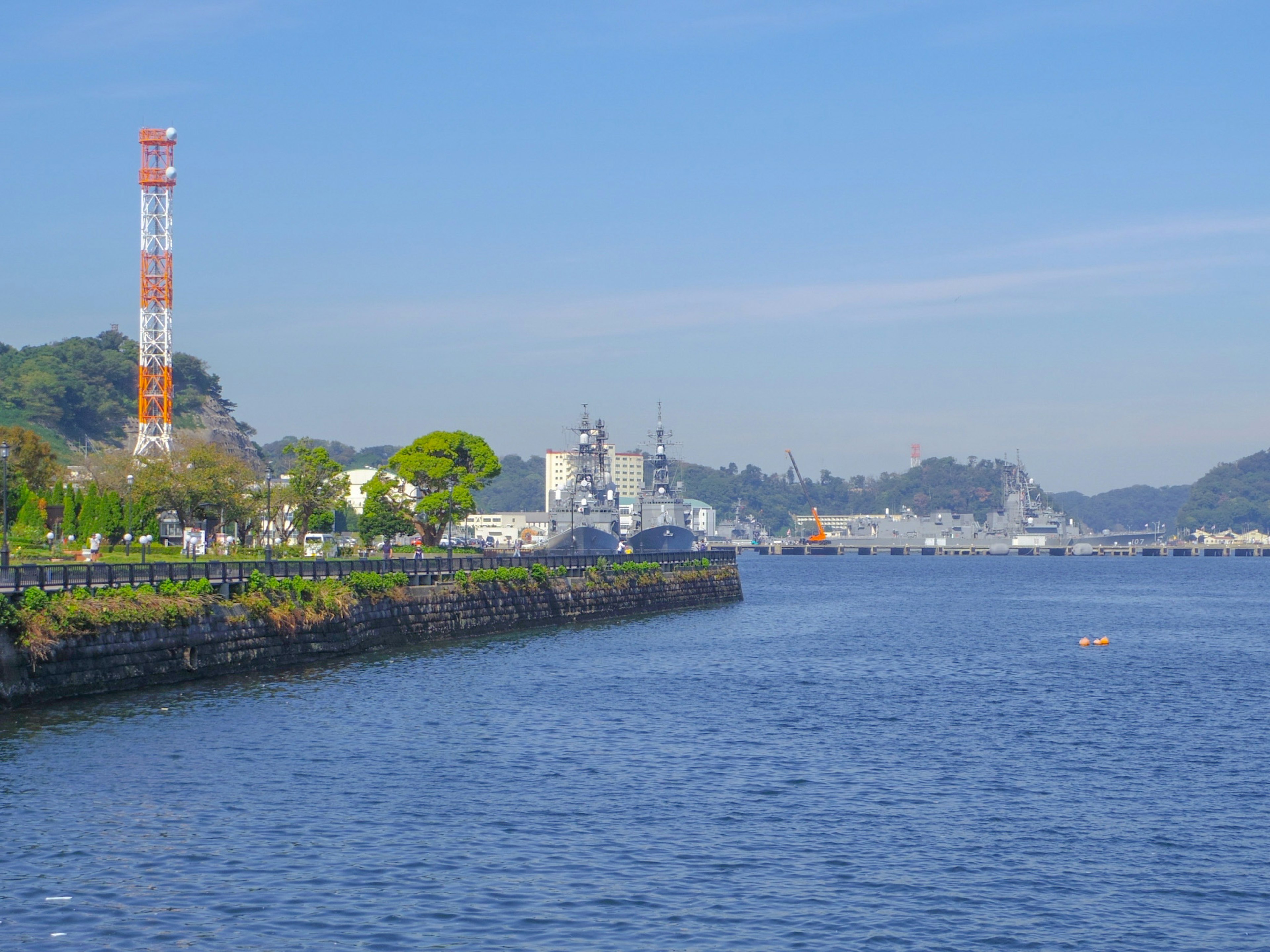 Pemandangan pelabuhan dengan air biru dan pohon hijau