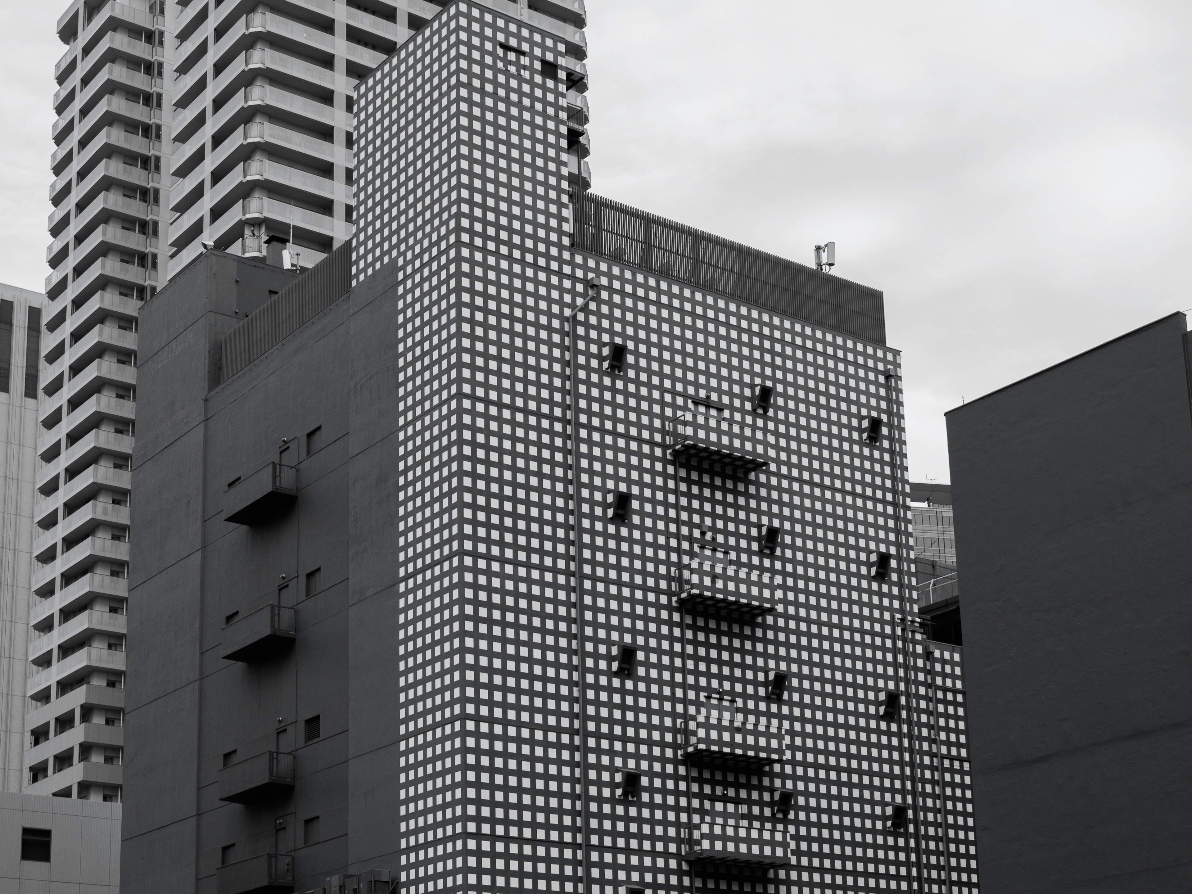 Paisaje urbano con un edificio de patrón de cuadrícula en blanco y negro