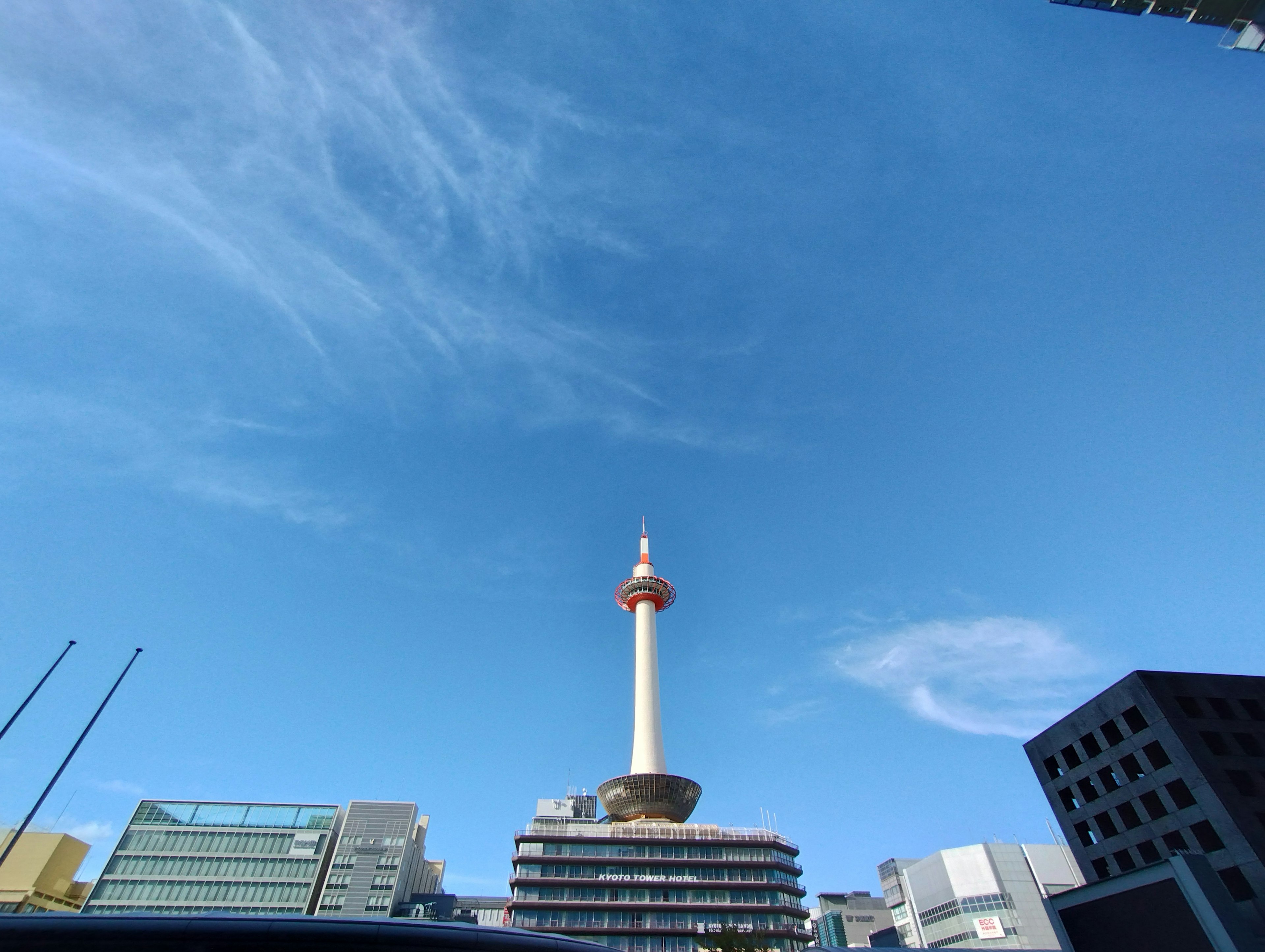 京都タワーが青空の下にそびえる様子