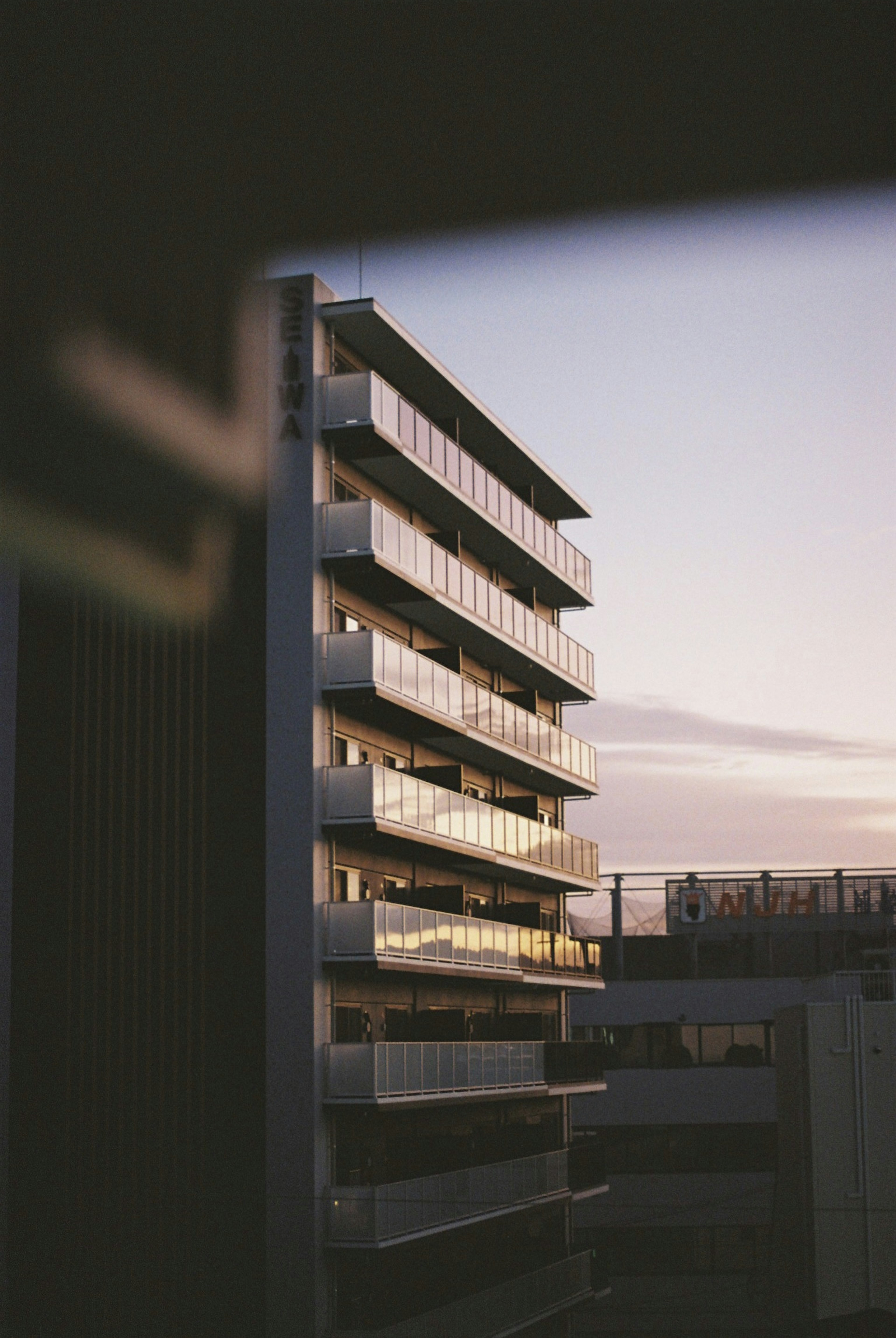 夕暮れ時の現代的な建物の外観 窓越しに見える反射