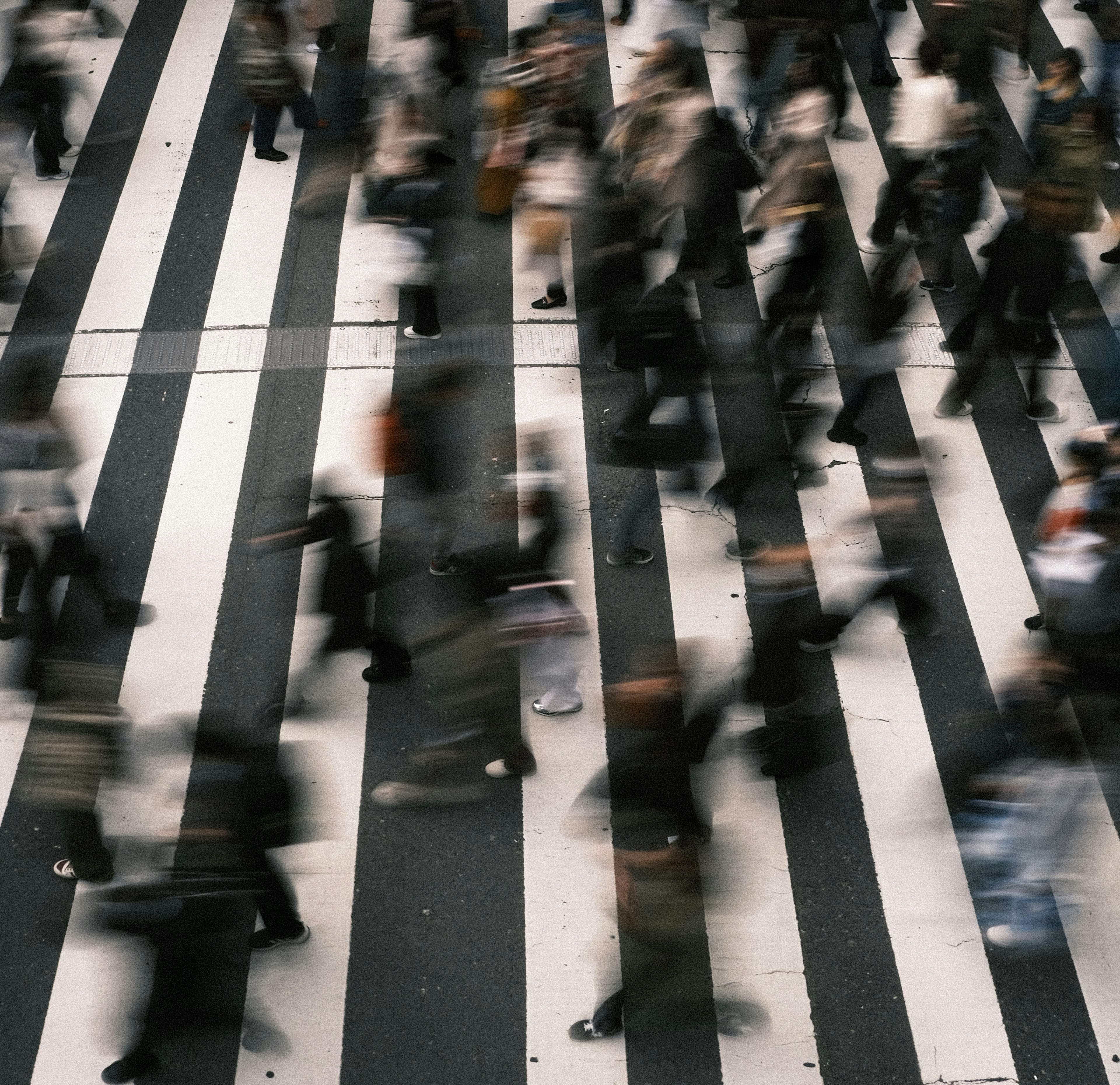 Intersección concurrida con personas cruzando un paso peatonal