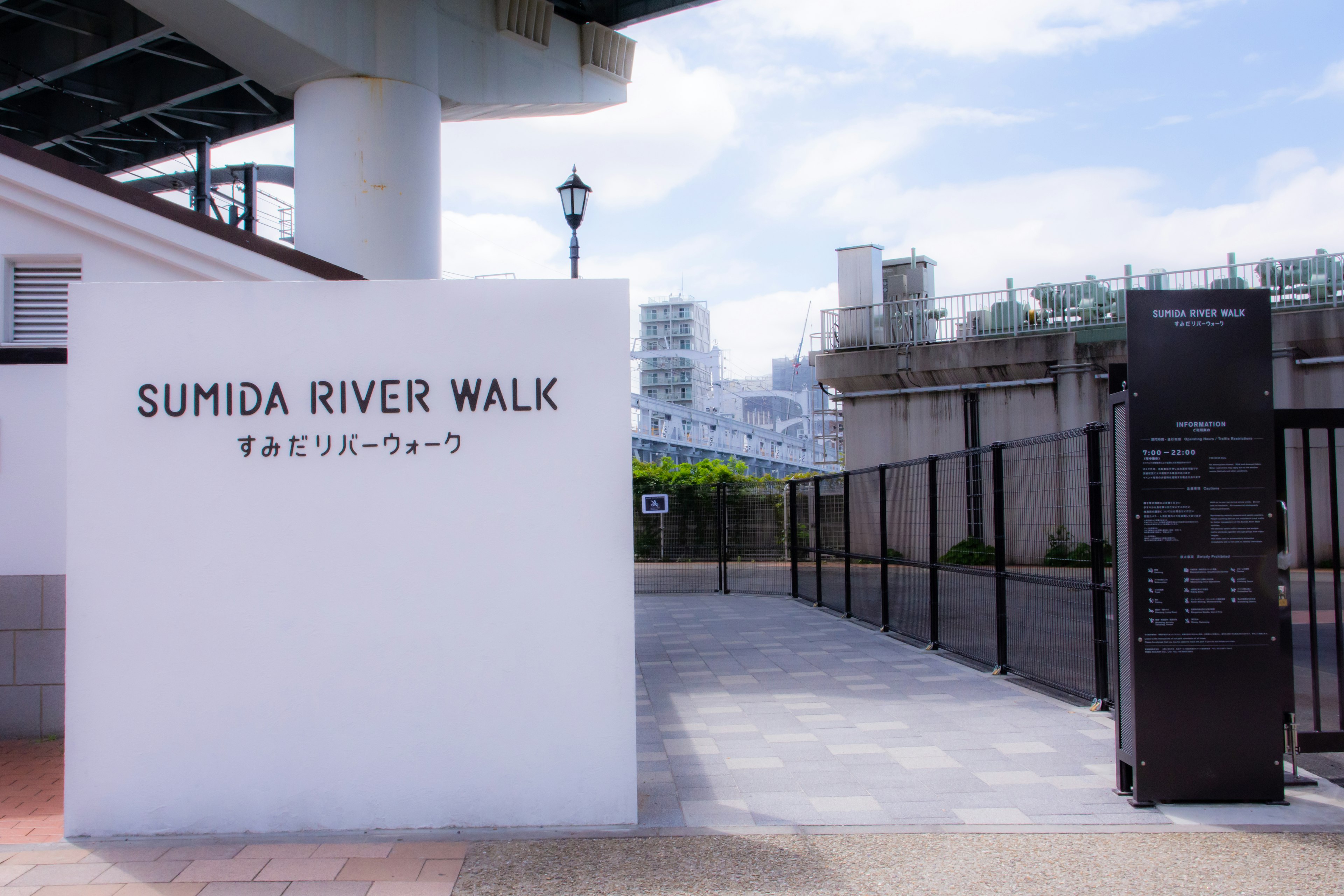 Schild des Sumida River Walk mit umliegender Landschaft