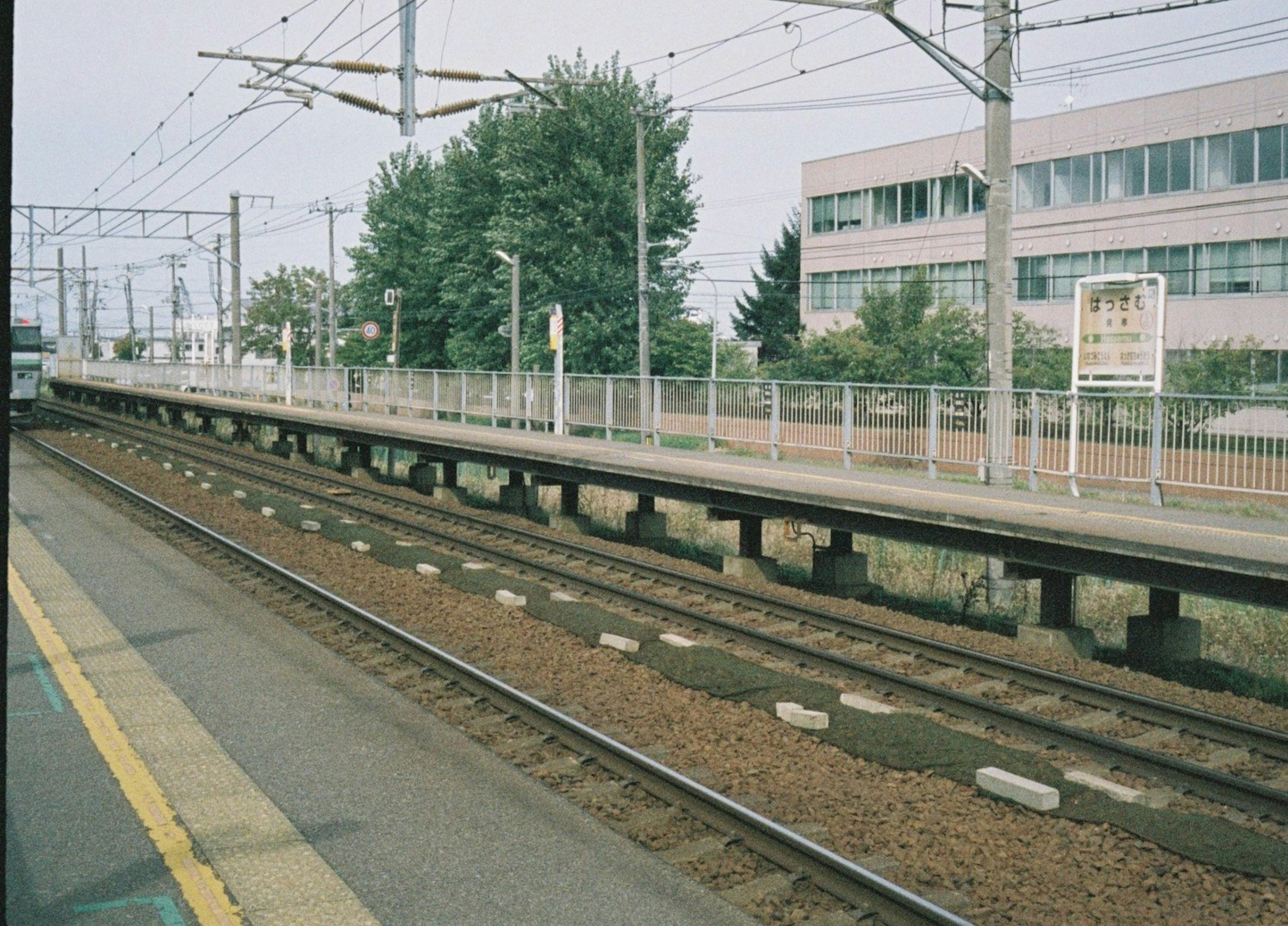 駅のプラットフォームと線路が見える風景