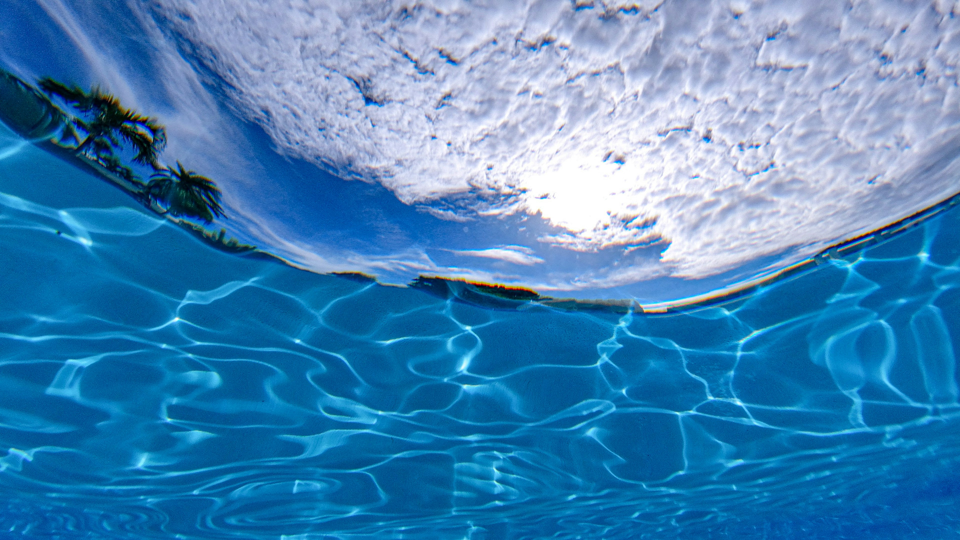 Image montrant de l'eau bleue et le reflet du ciel sous l'eau