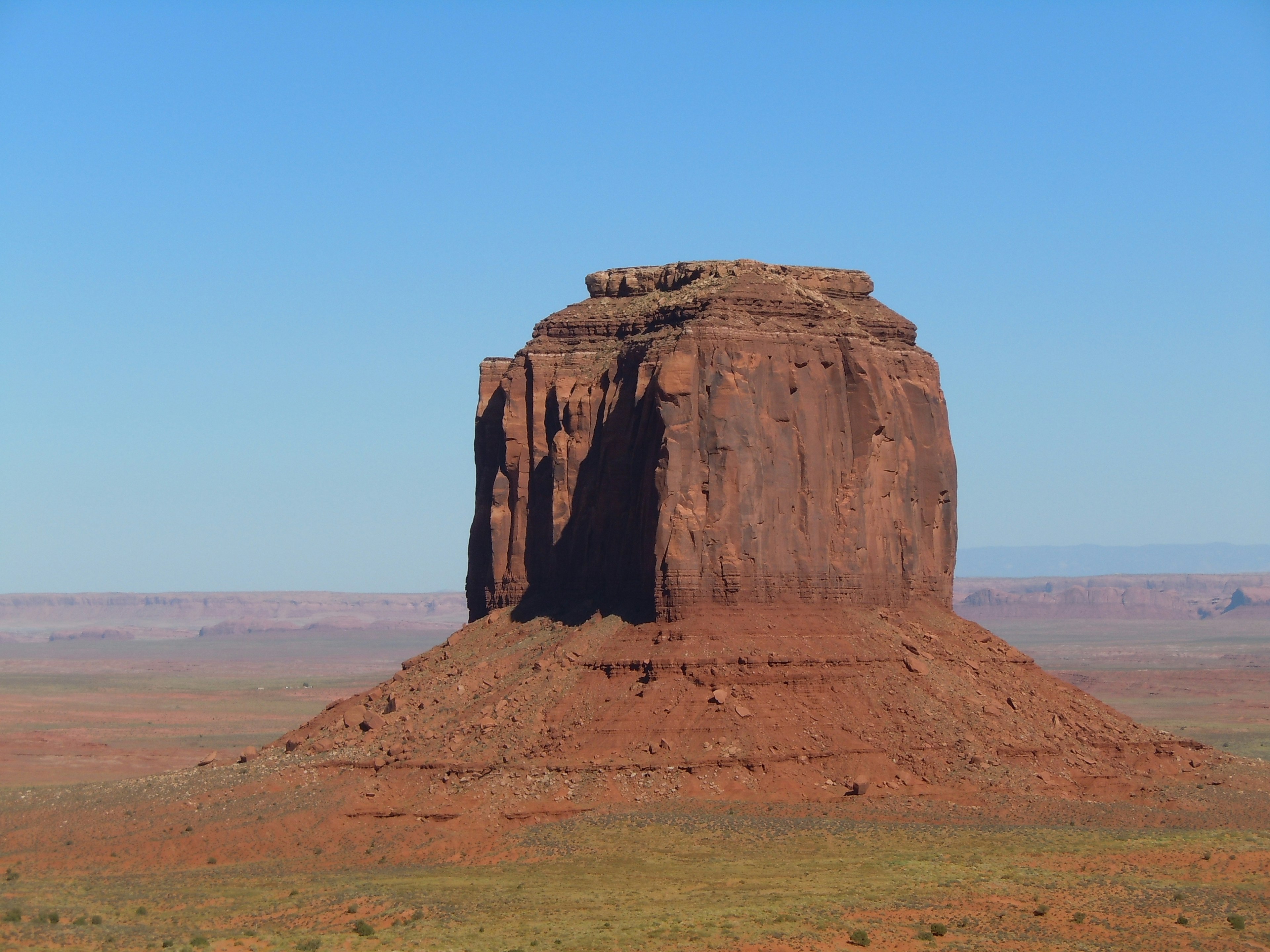 Formasi batu merah Monument Valley di bawah langit biru yang cerah