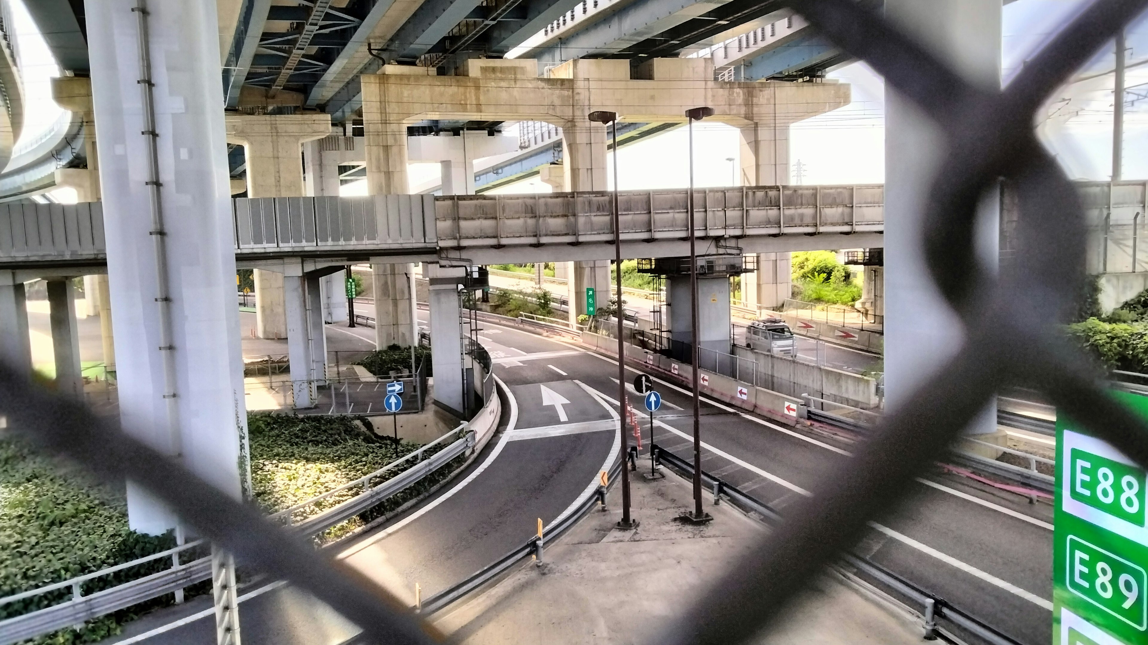 交差点の下にある道路と標識が見える都市の風景