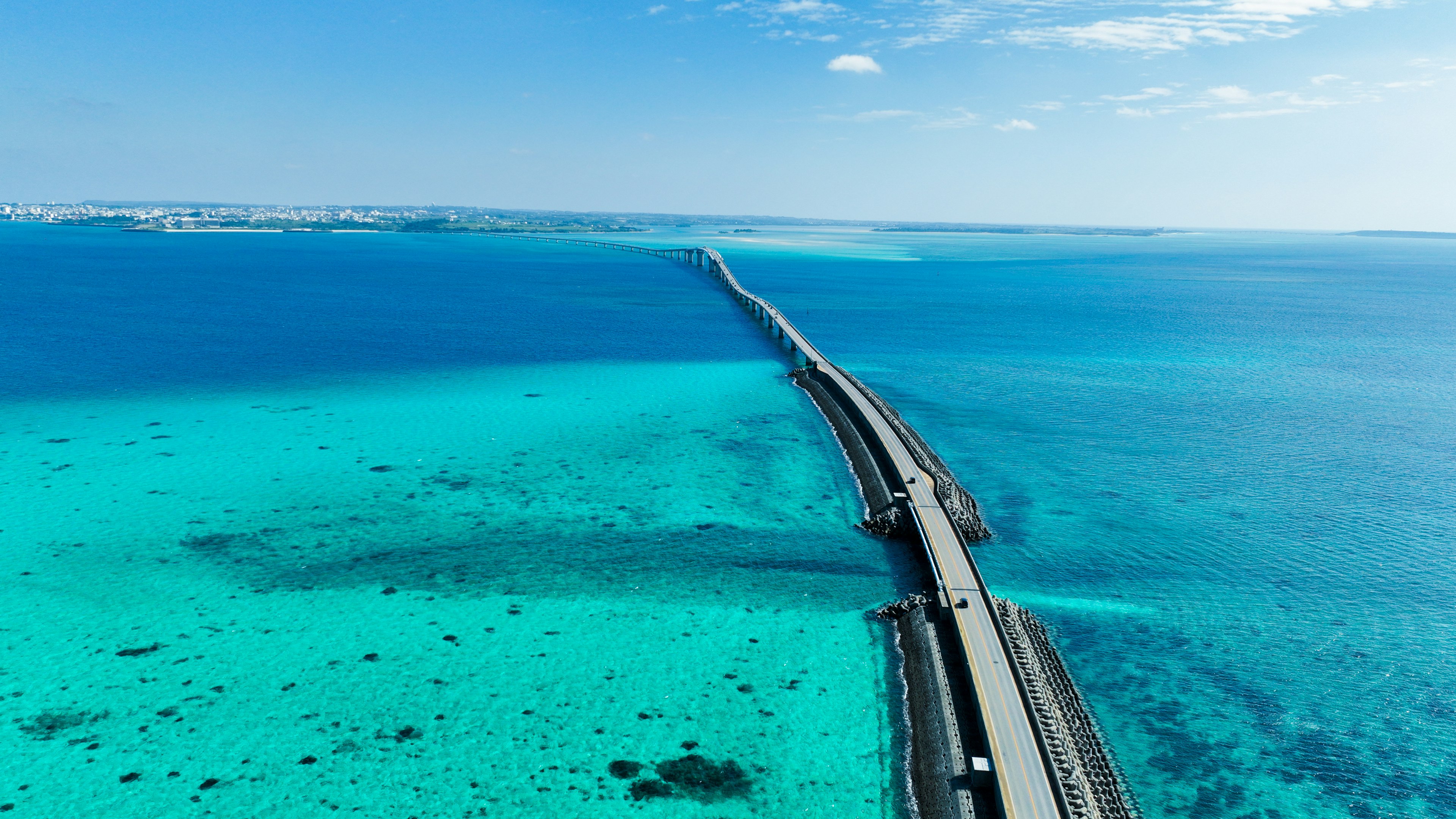 Vue aérienne d'un pont sur des eaux turquoise