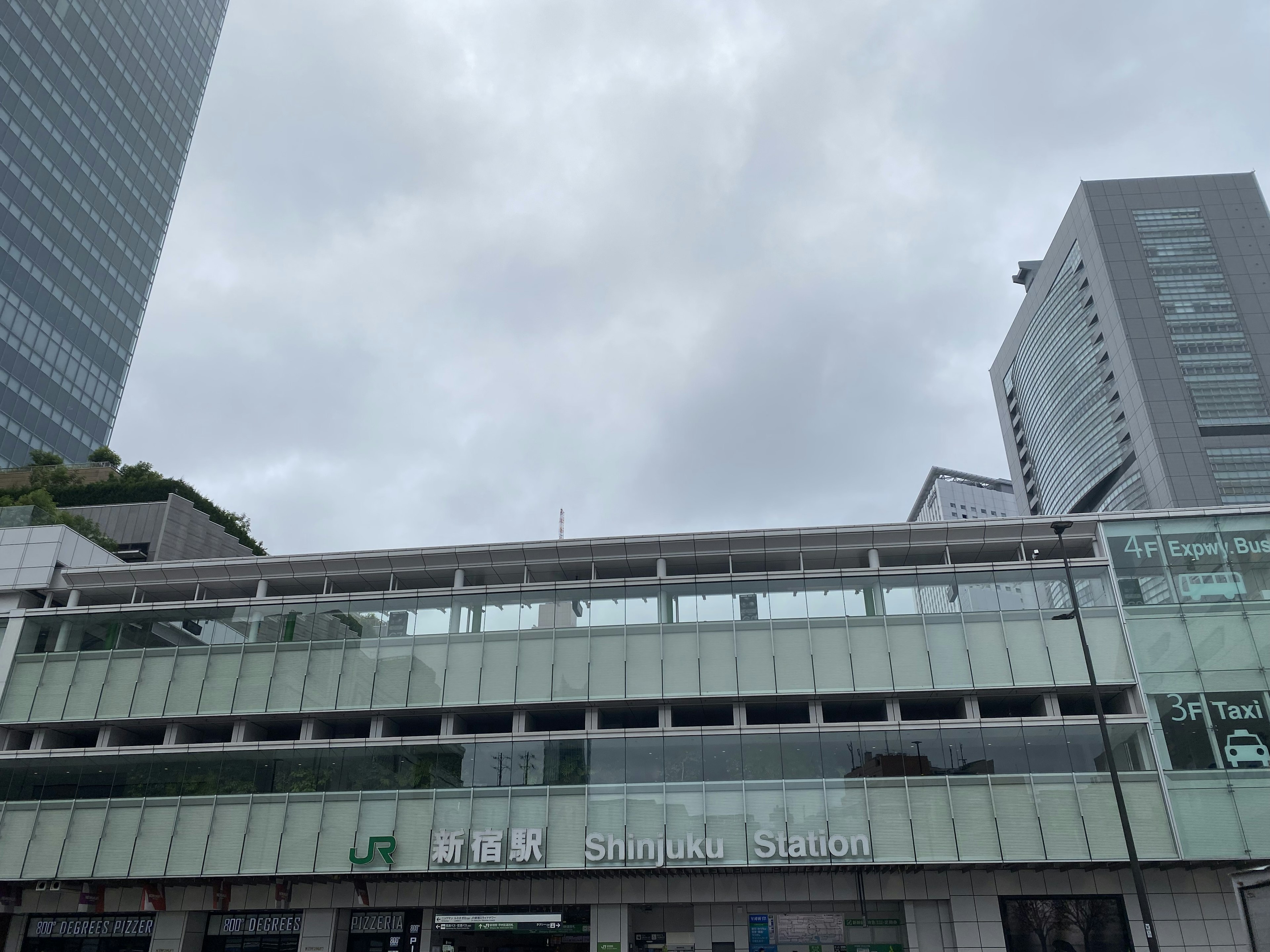 Außenansicht des Shibuya-Bahnhofs mit umliegenden Gebäuden