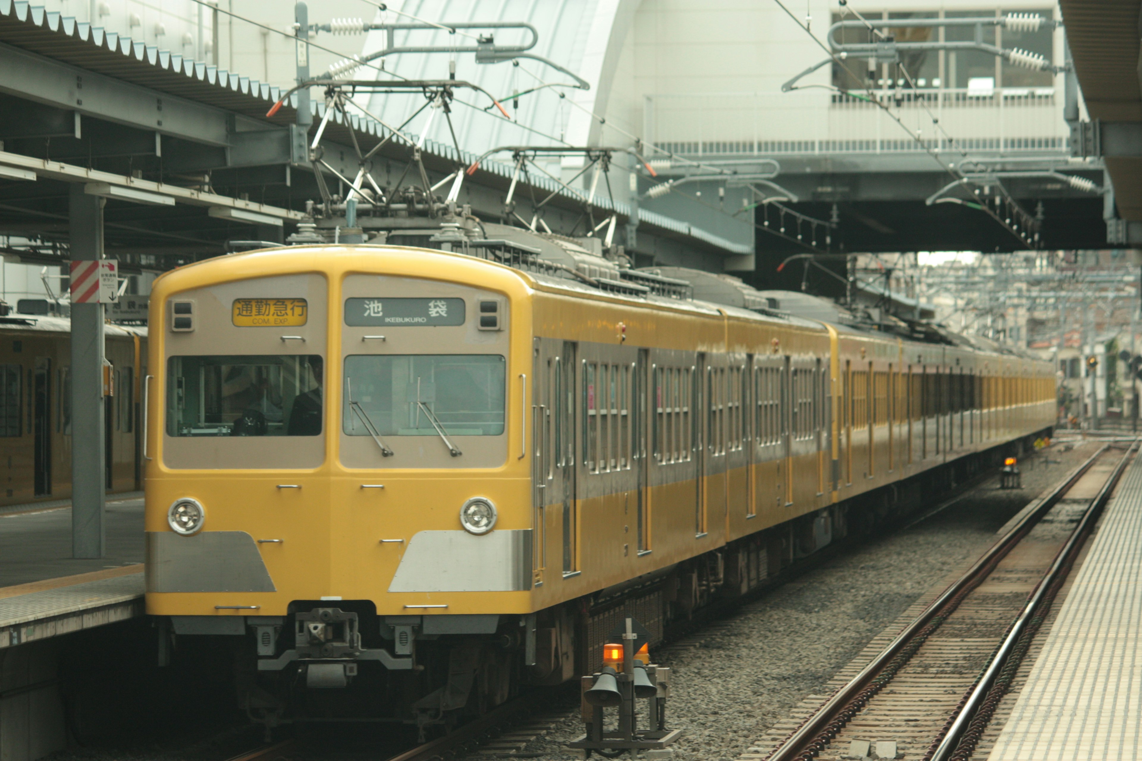 Kereta kuning berhenti di stasiun