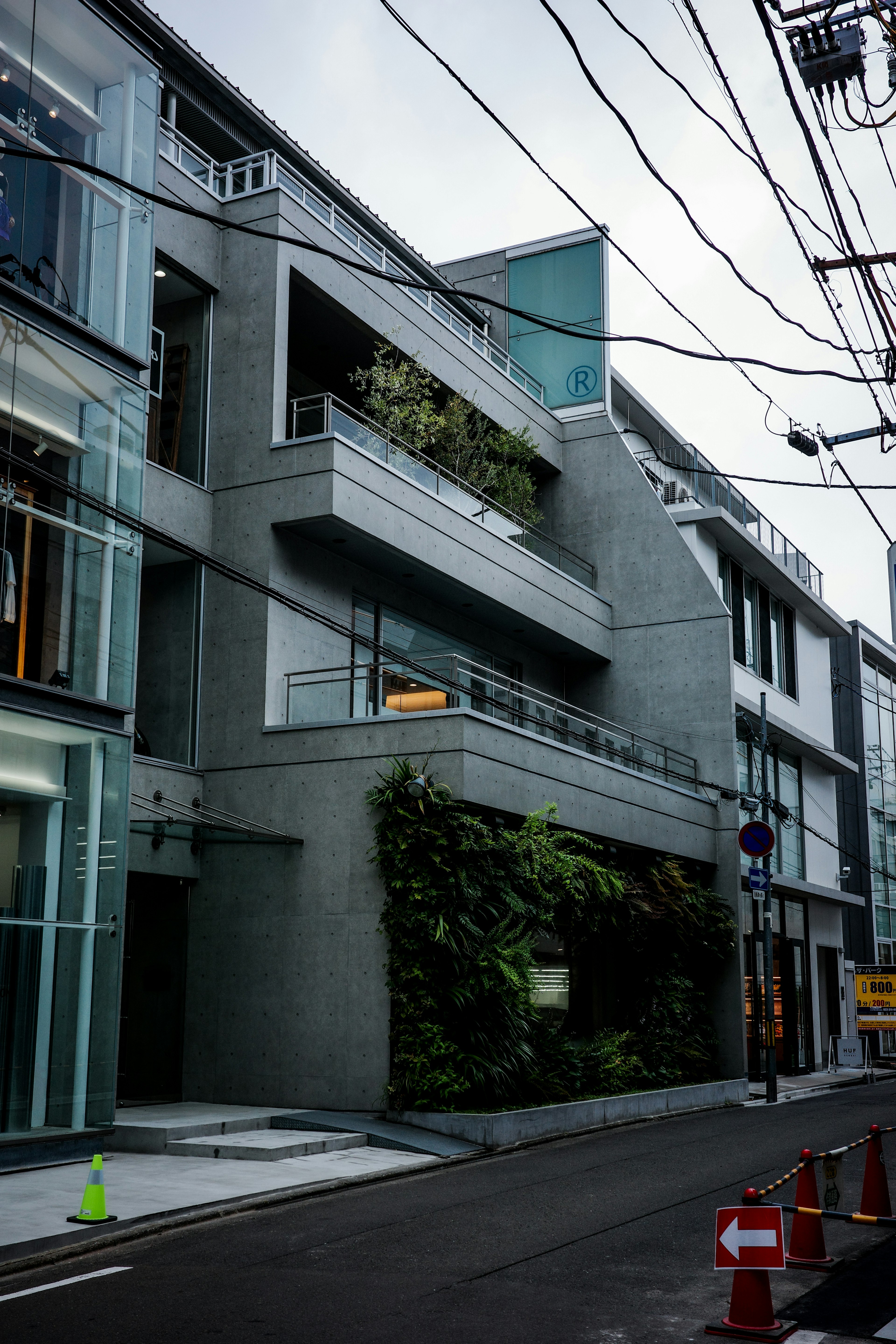 Bâtiment en béton moderne avec un jardin vertical