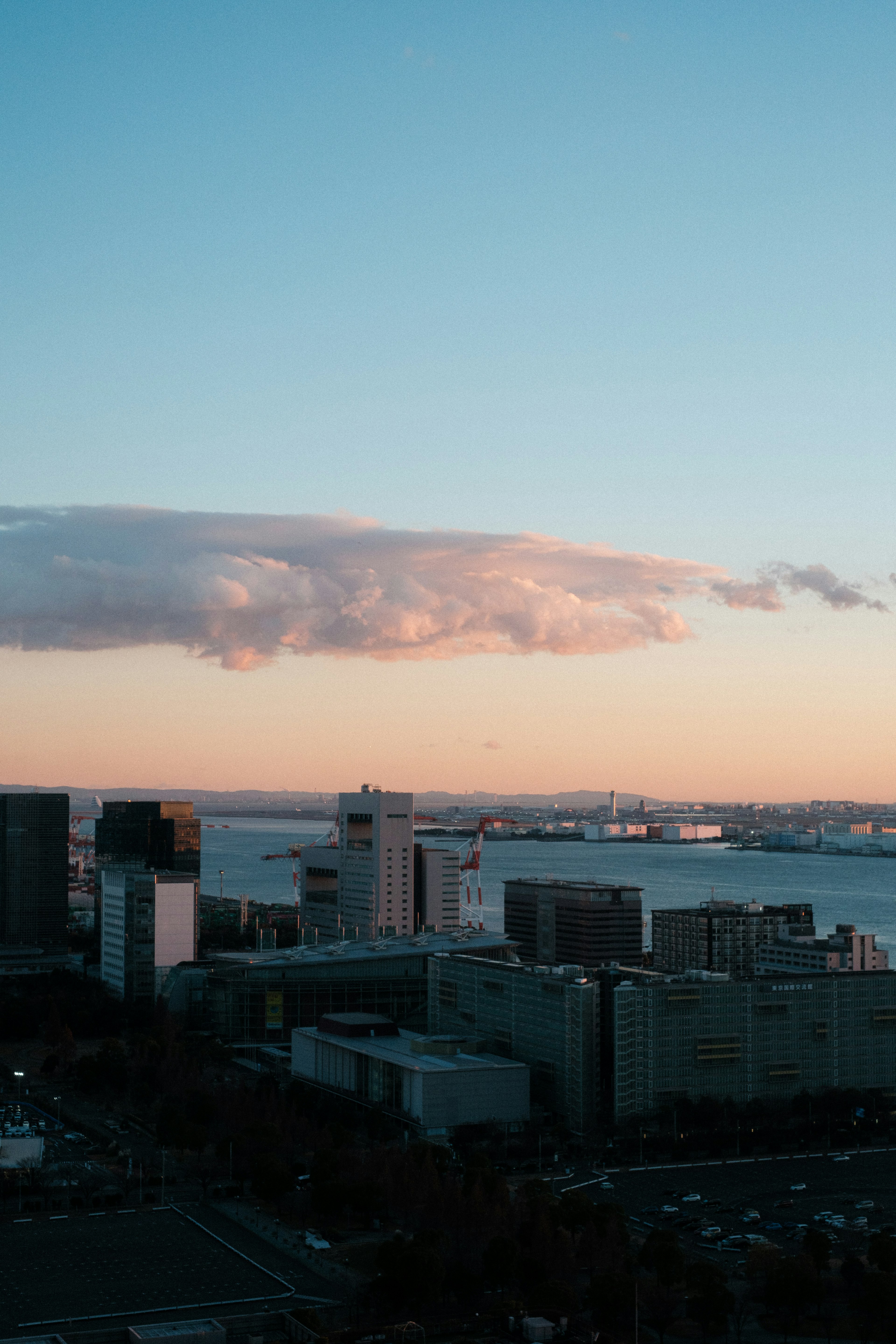 Horizonte urbano con nubes al atardecer y vista al agua