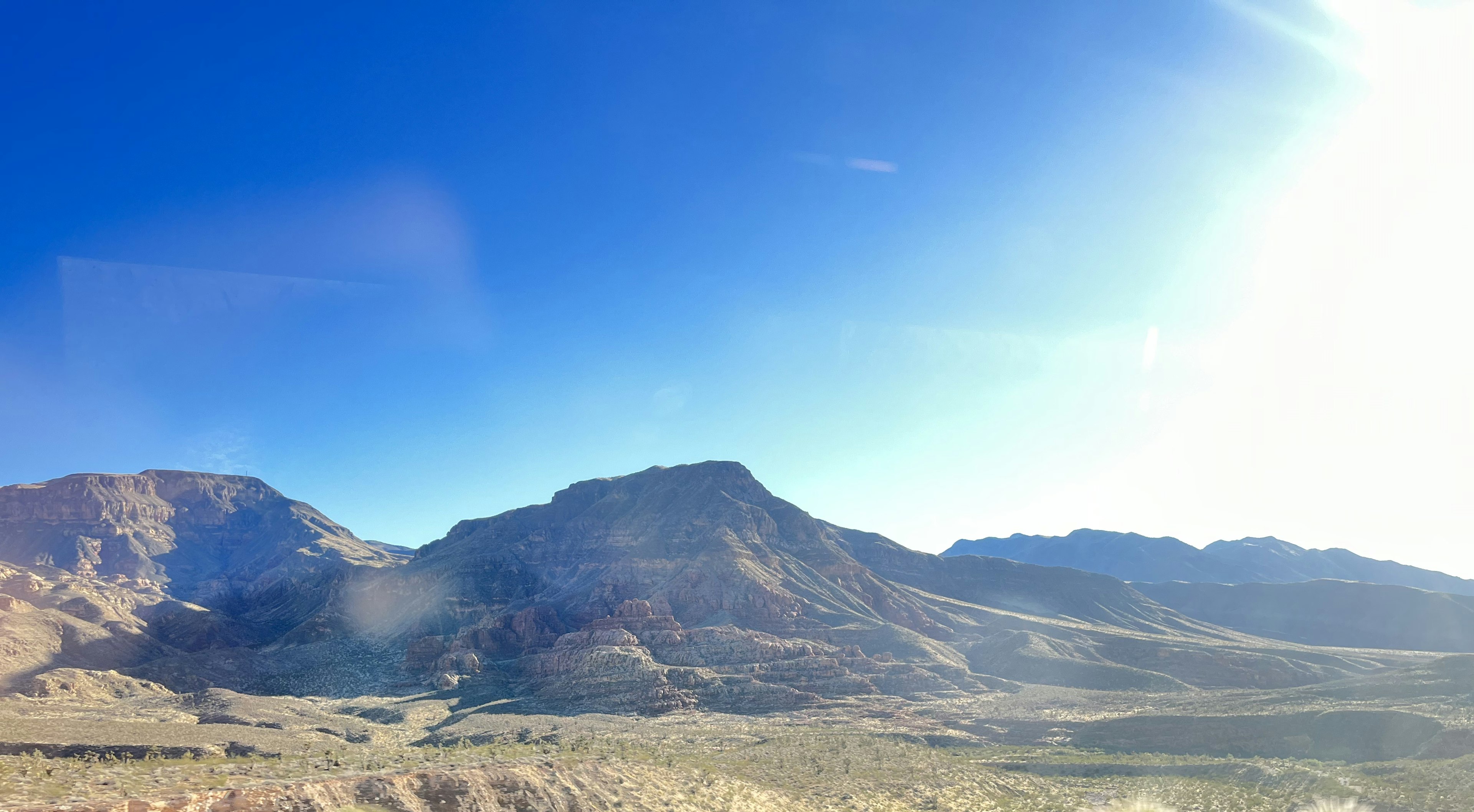 Paisaje montañoso bajo un cielo azul claro