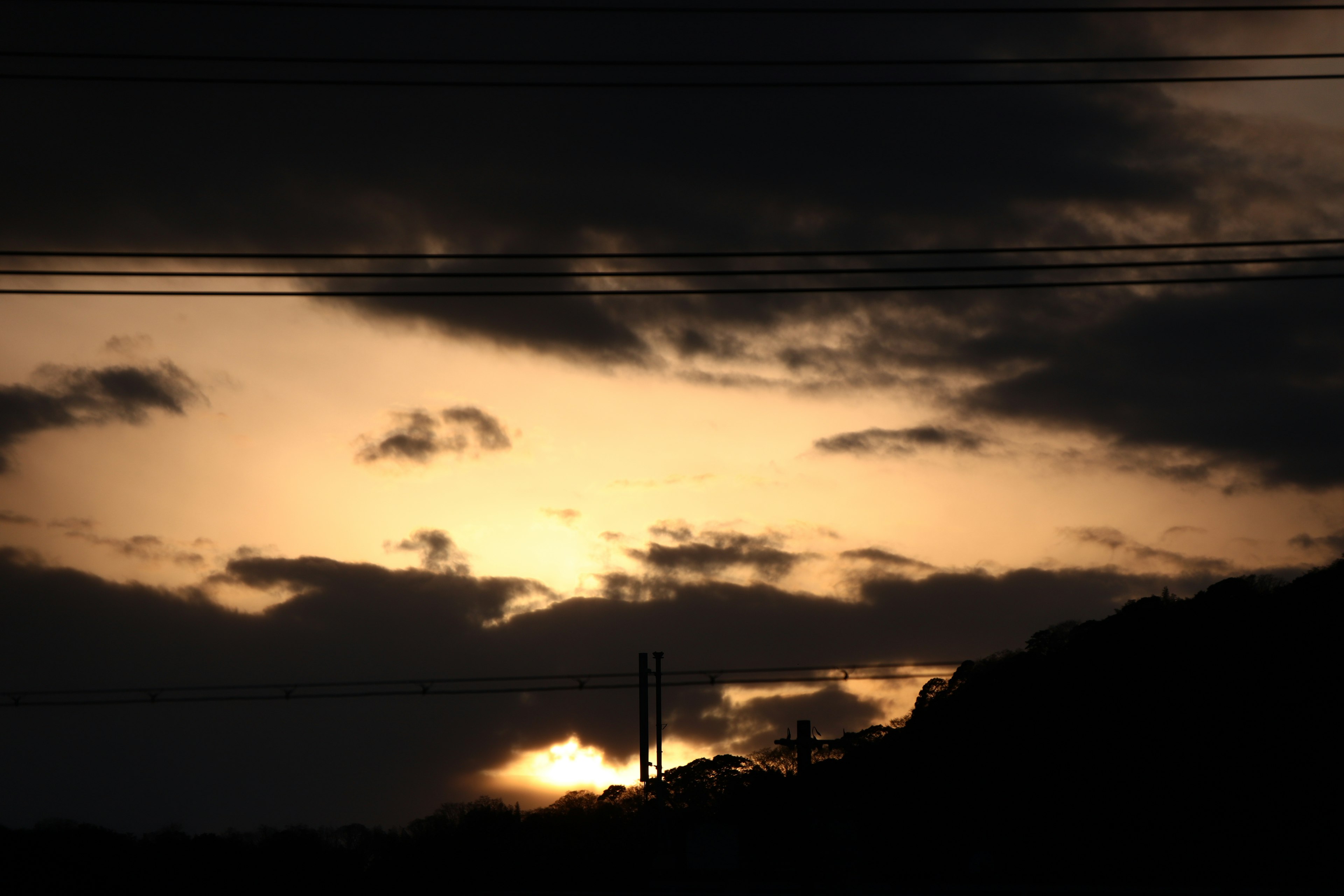 夕陽下的雲彩與山的輪廓