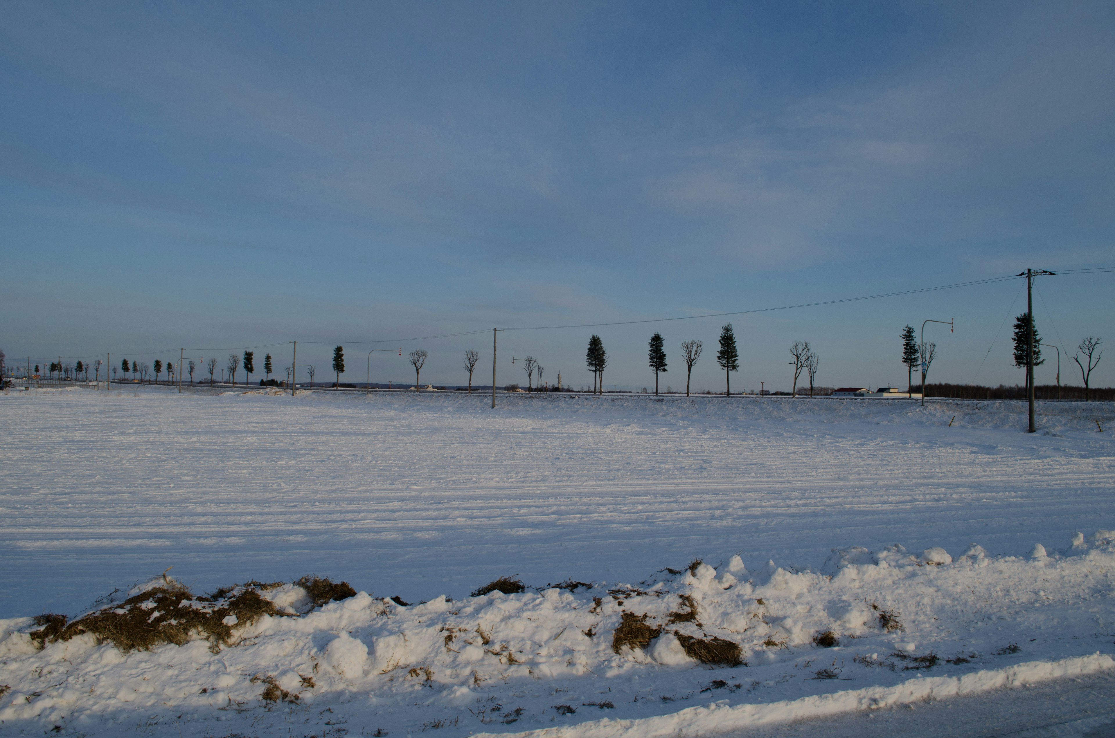 Schneebedeckte Landschaft unter klarem blauen Himmel