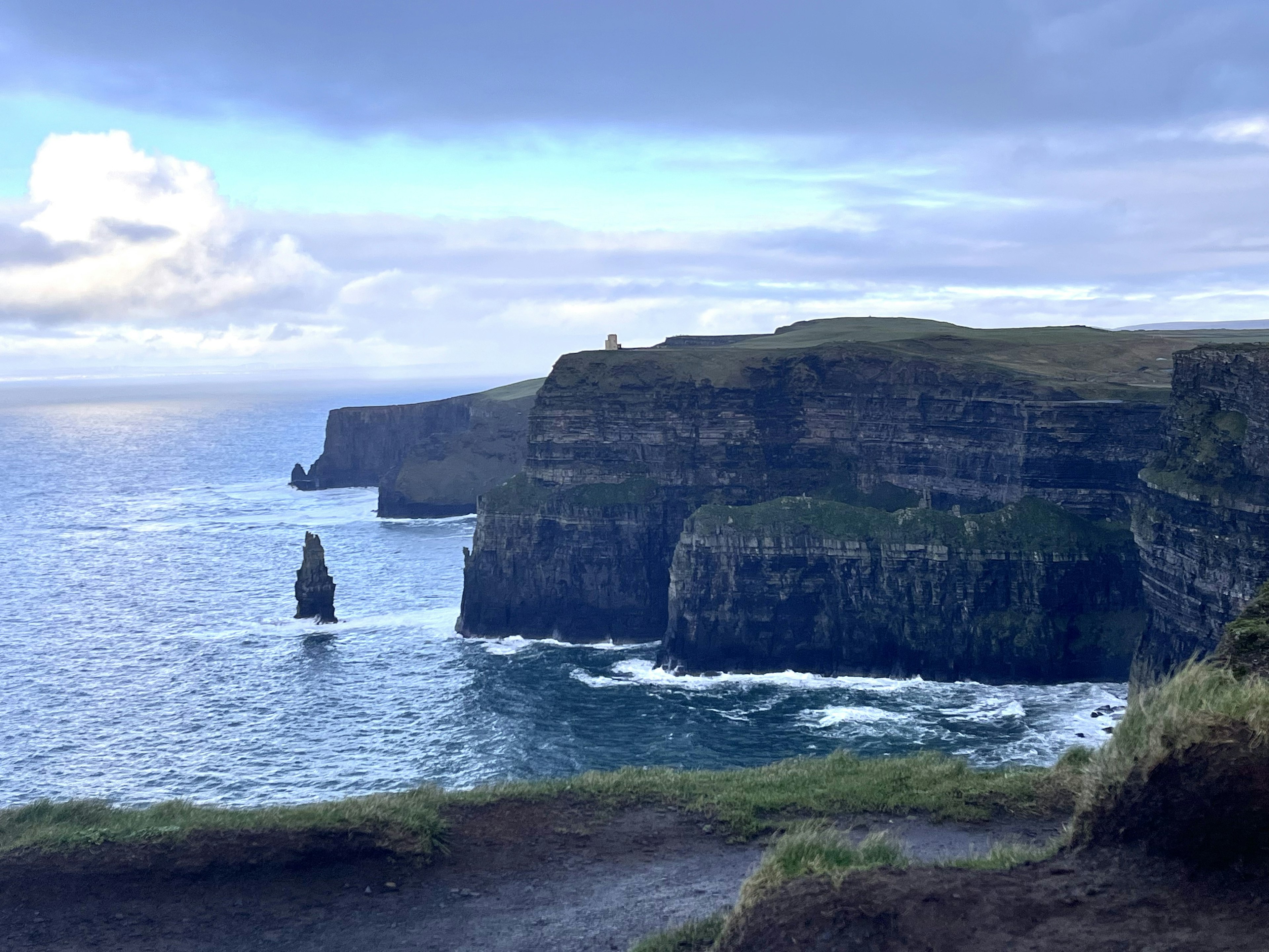 アイルランドのクリフ・オブ・モアの美しい景色、海と断崖が織りなす壮大な風景