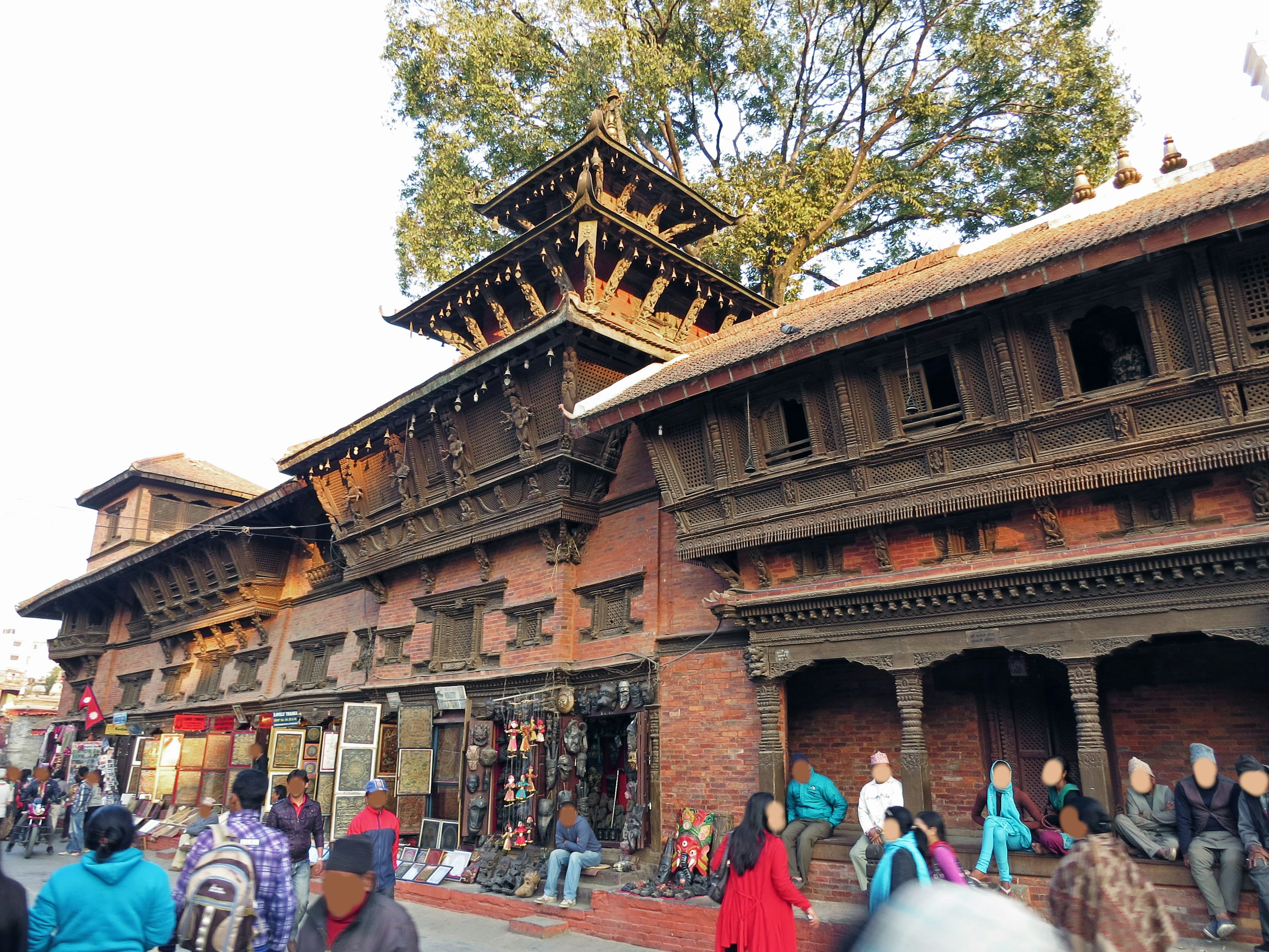 Arquitectura tradicional nepalí en una escena de mercado animada