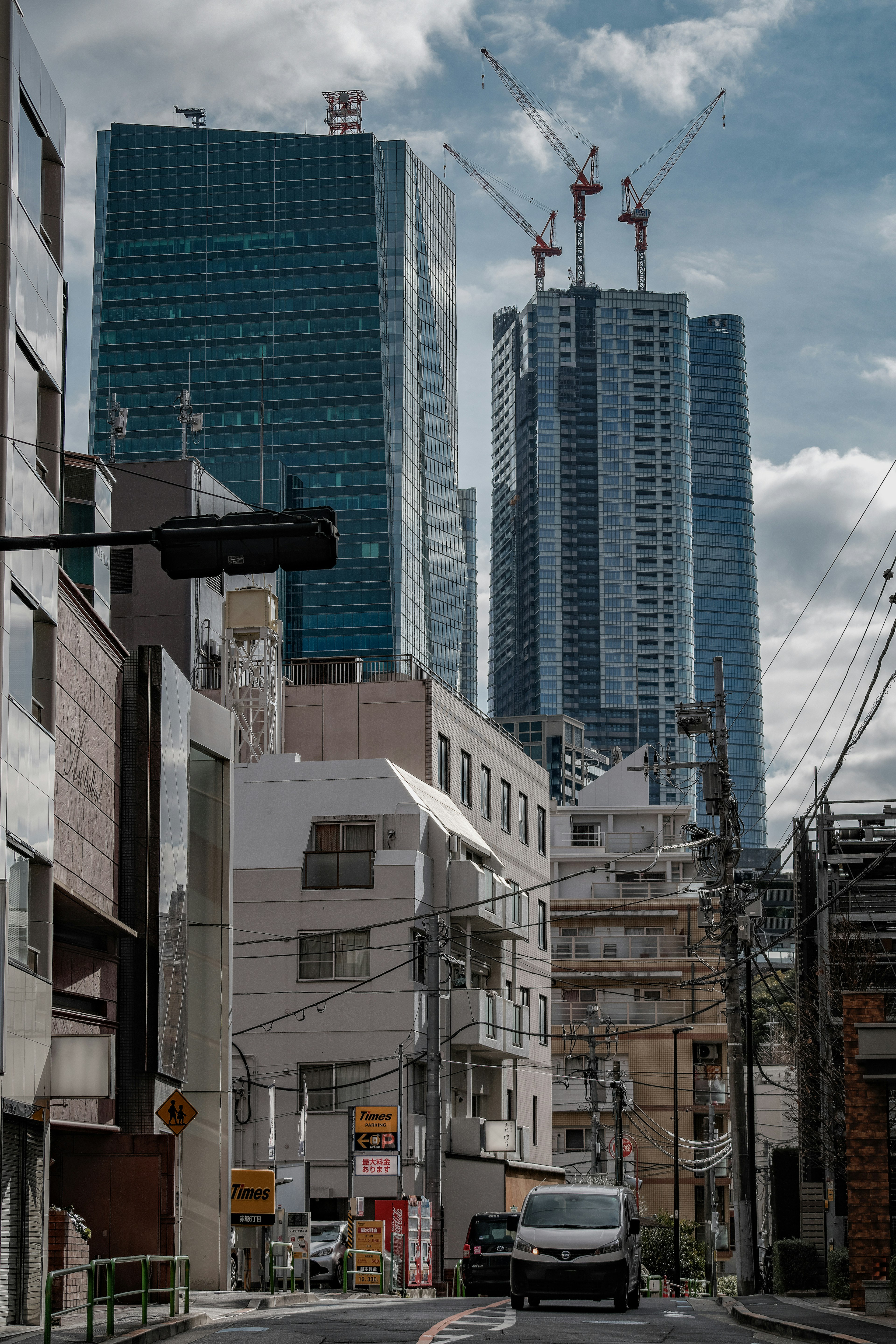 Pemandangan jalan Tokyo menampilkan gedung pencakar langit modern dan bangunan tradisional