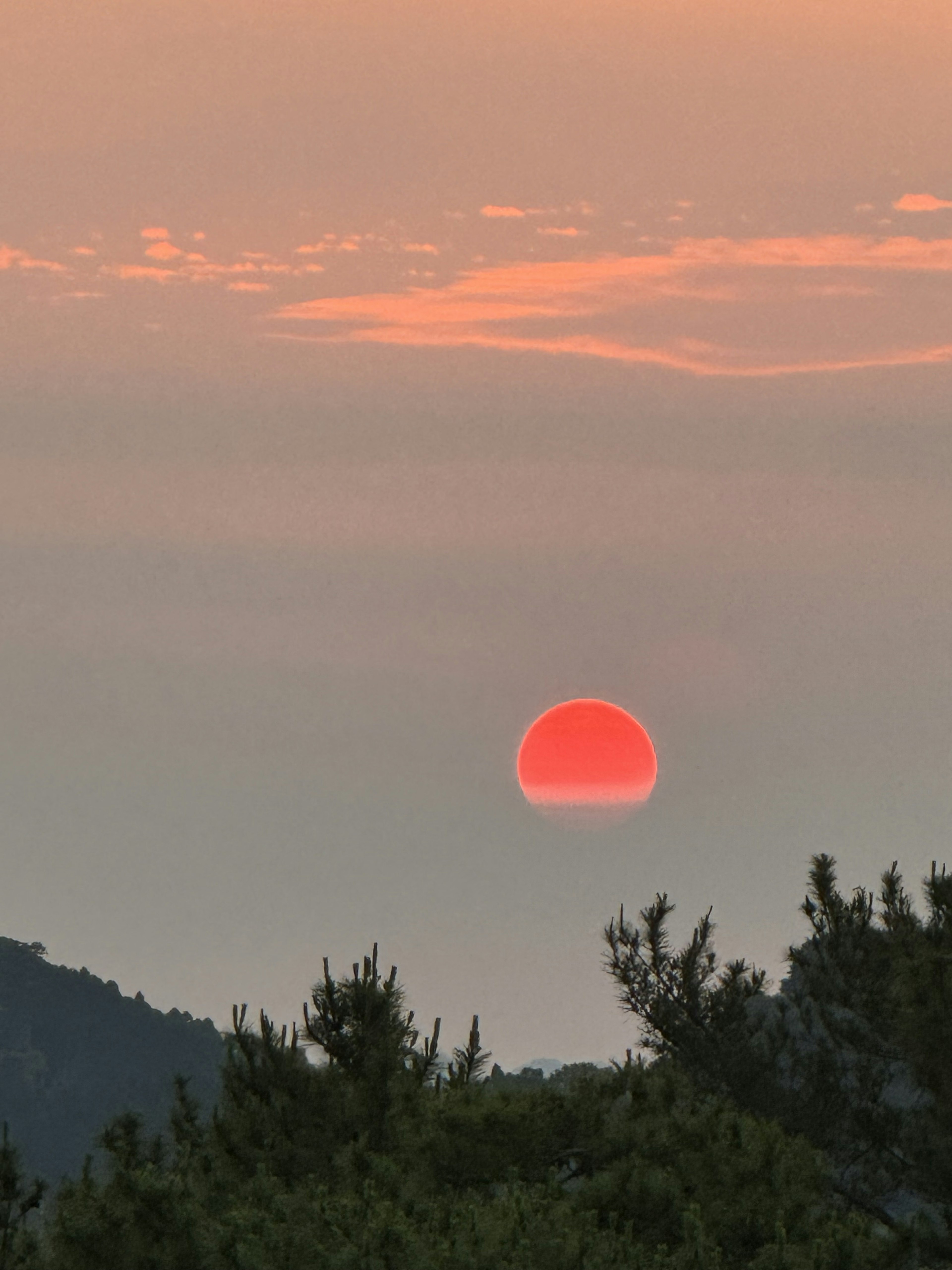 Wunderschöne Landschaft mit der untergehenden Sonne hinter den Bergen