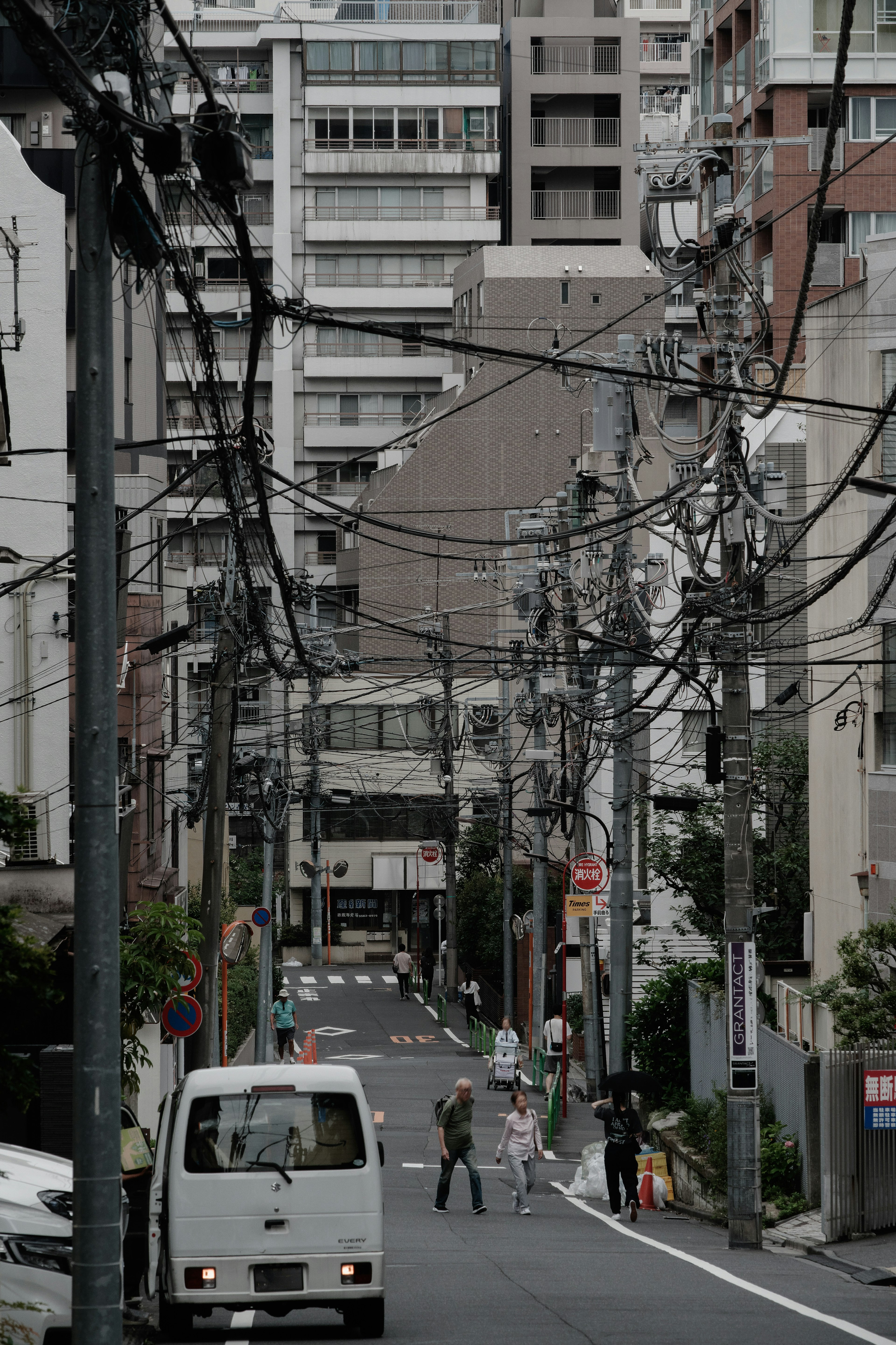 Vista di una strada urbana con linee elettriche e edifici