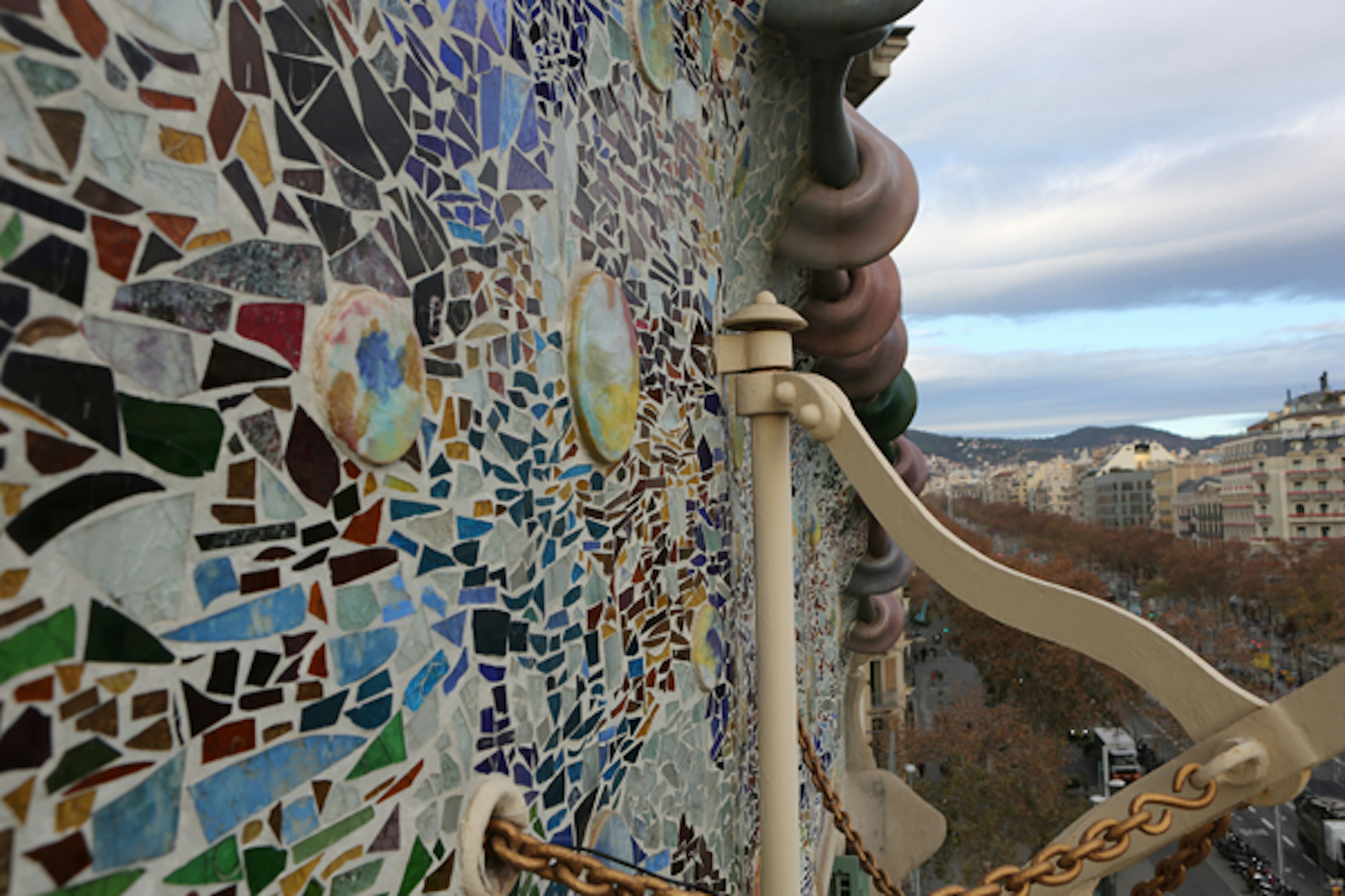 Primer plano de la pared de mosaico en la Casa Batlló en Barcelona con elementos decorativos