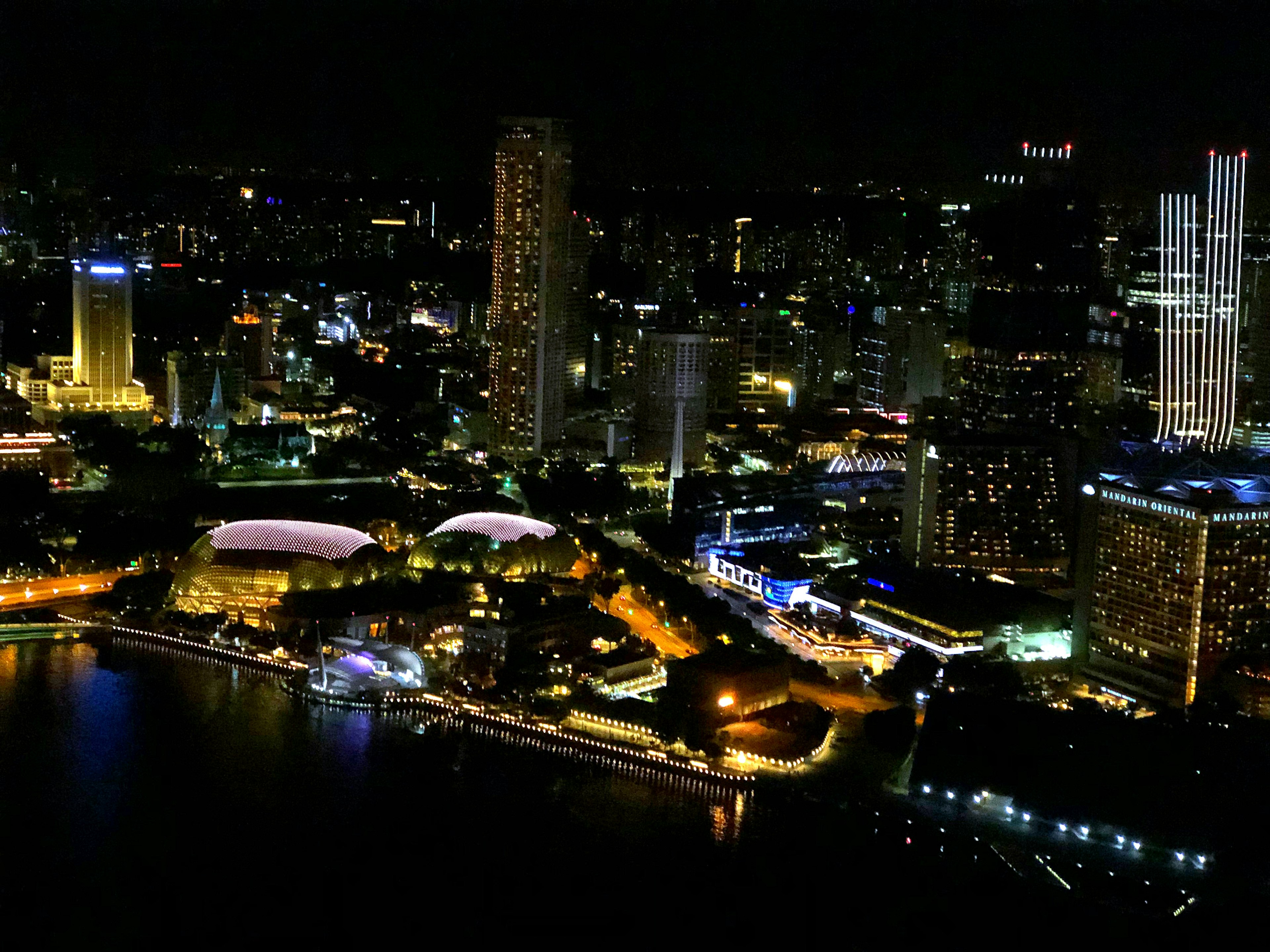 Vue nocturne de la ville avec des gratte-ciel et des lumières vives