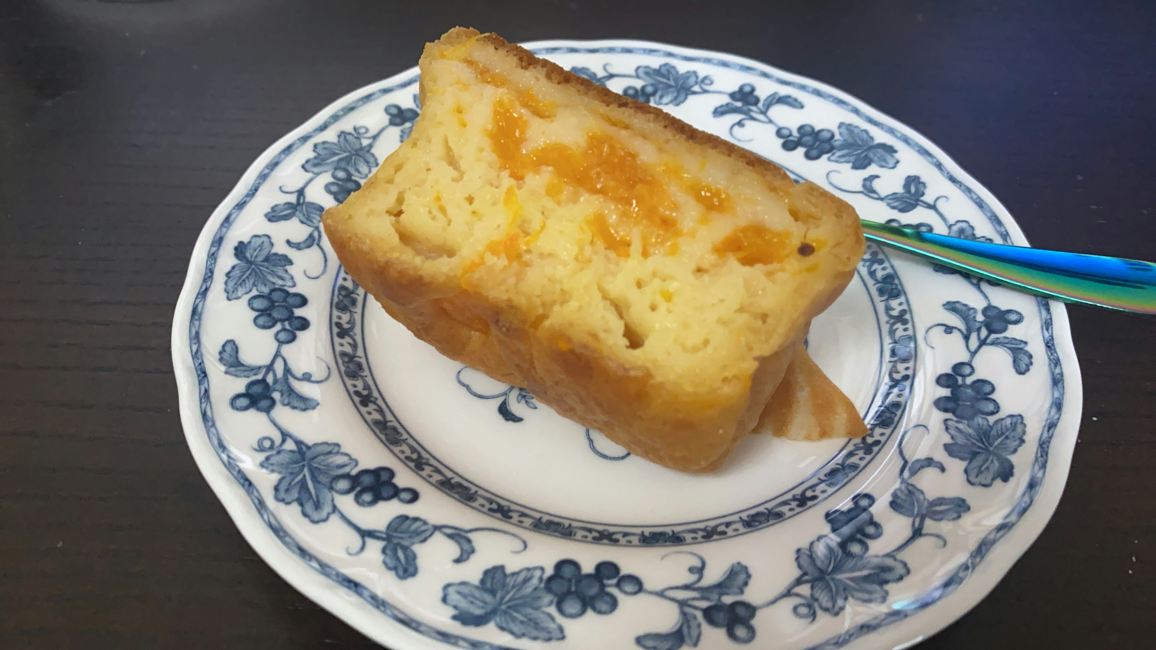 Scheibe gelber Kuchen auf einem blauen Blumen-Teller