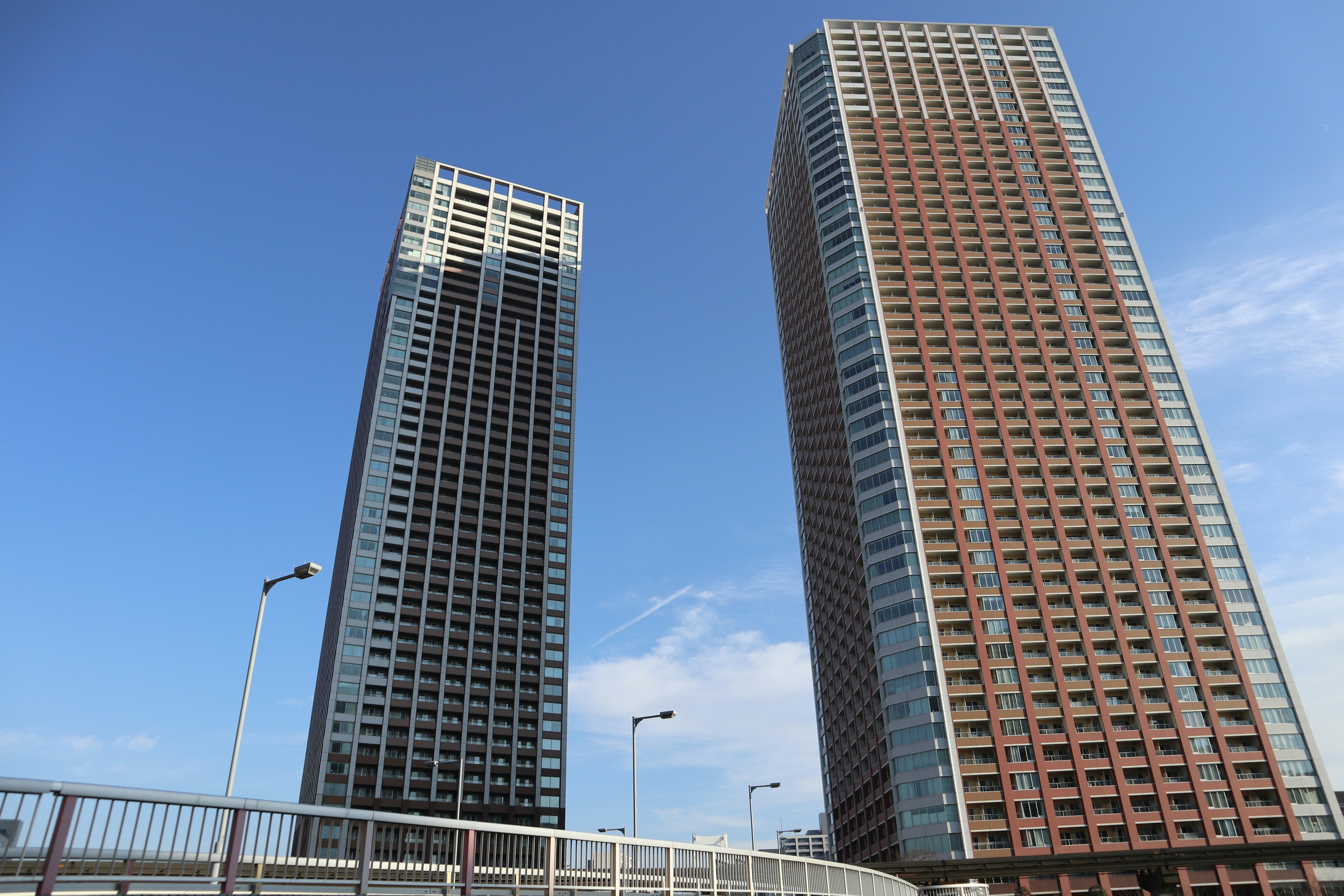 高層ビルが青空の下に立っているシーン