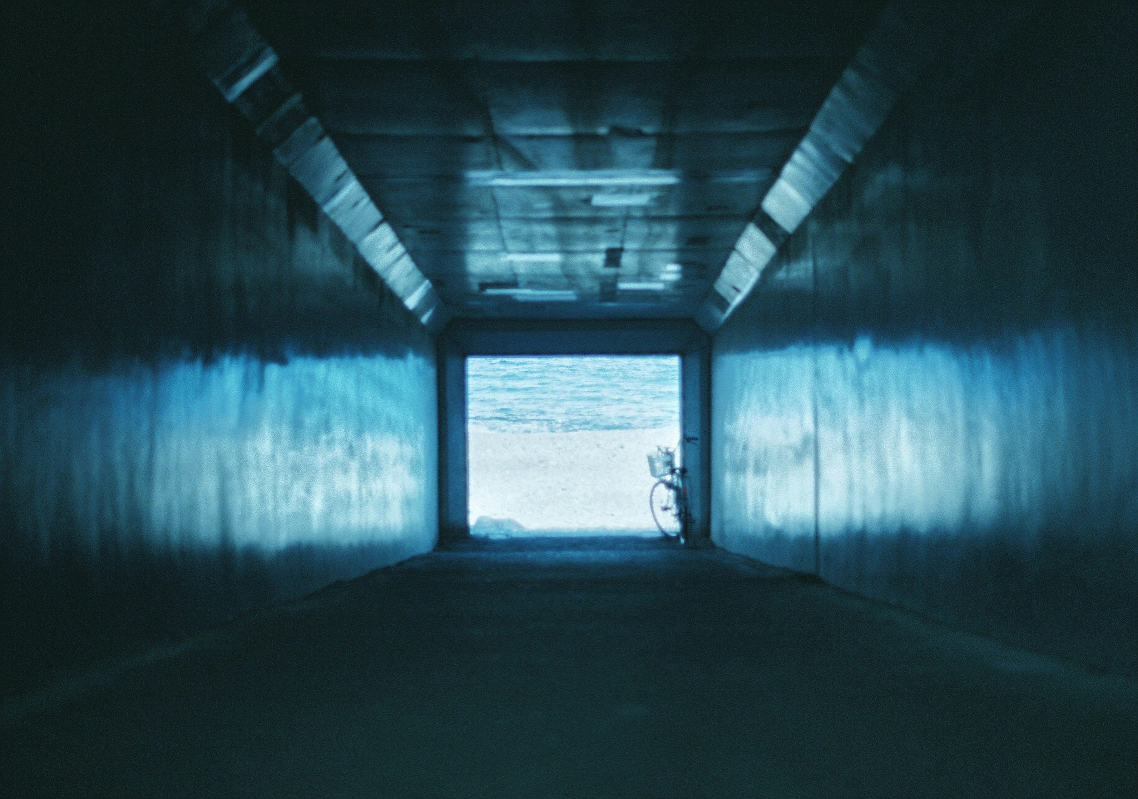 Blick auf einen Tunnel mit blauem Licht am Ende