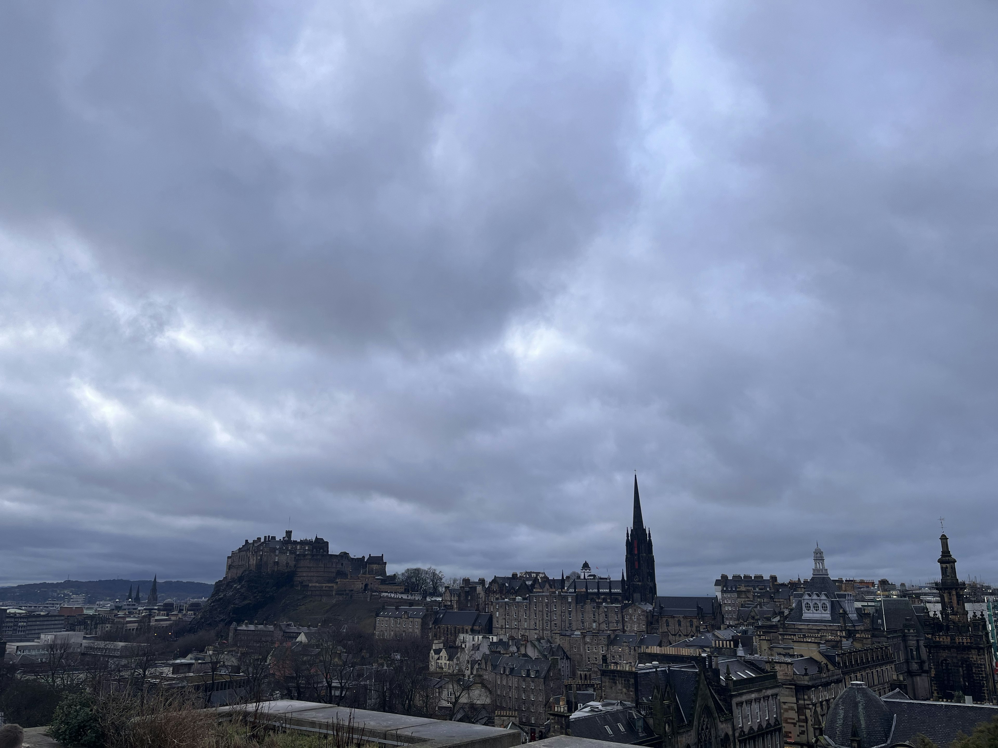 Orizzonte di Edimburgo con cielo nuvoloso silhouette del castello edifici storici