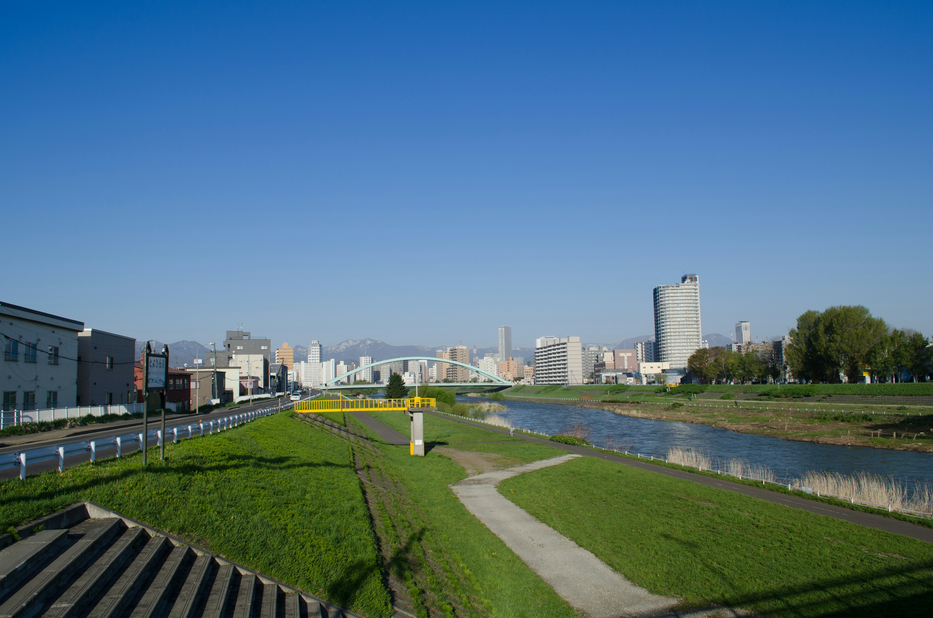 晴朗藍天下的河流和城市天際線的全景