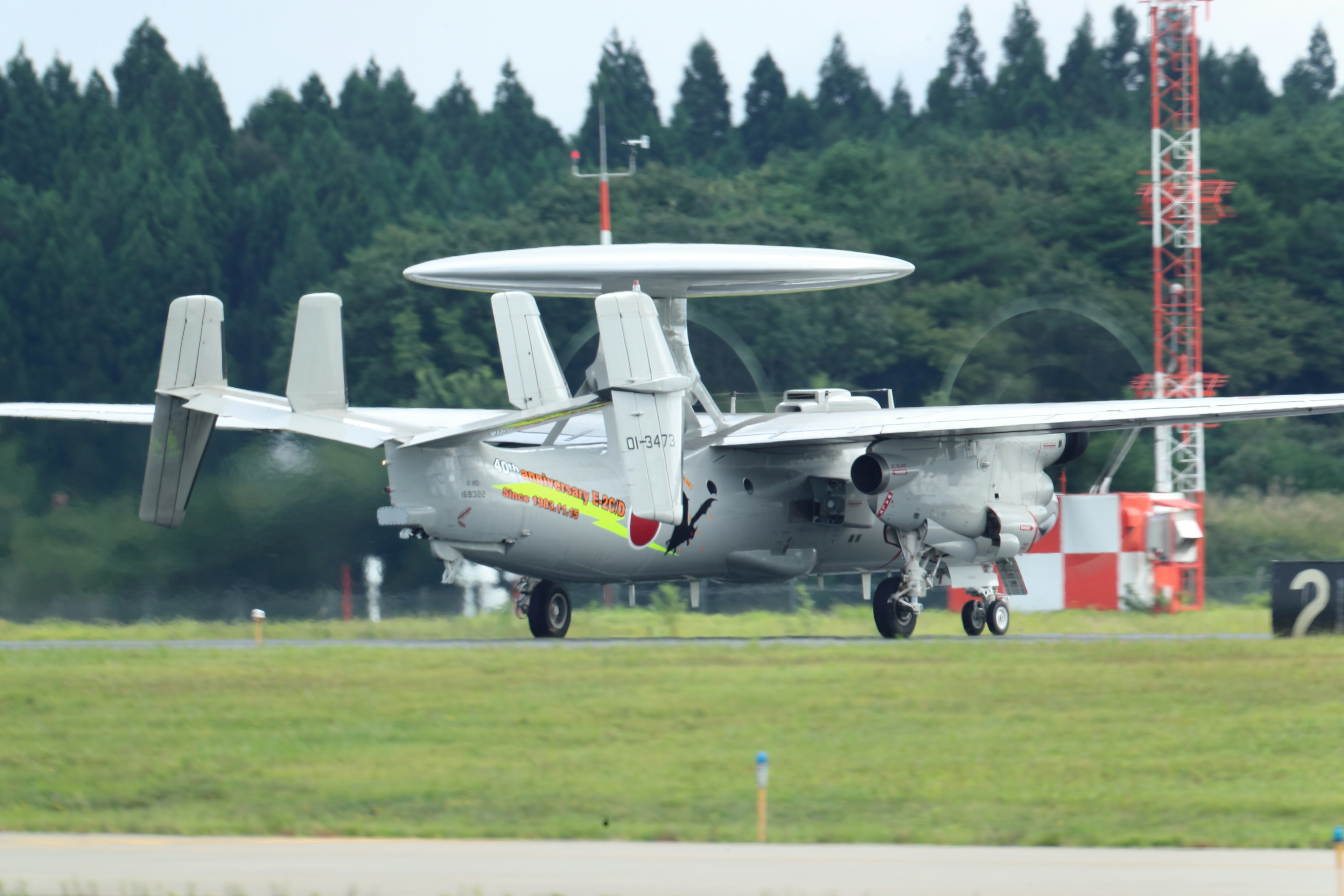 เครื่องบิน AWACS บนรันเวย์