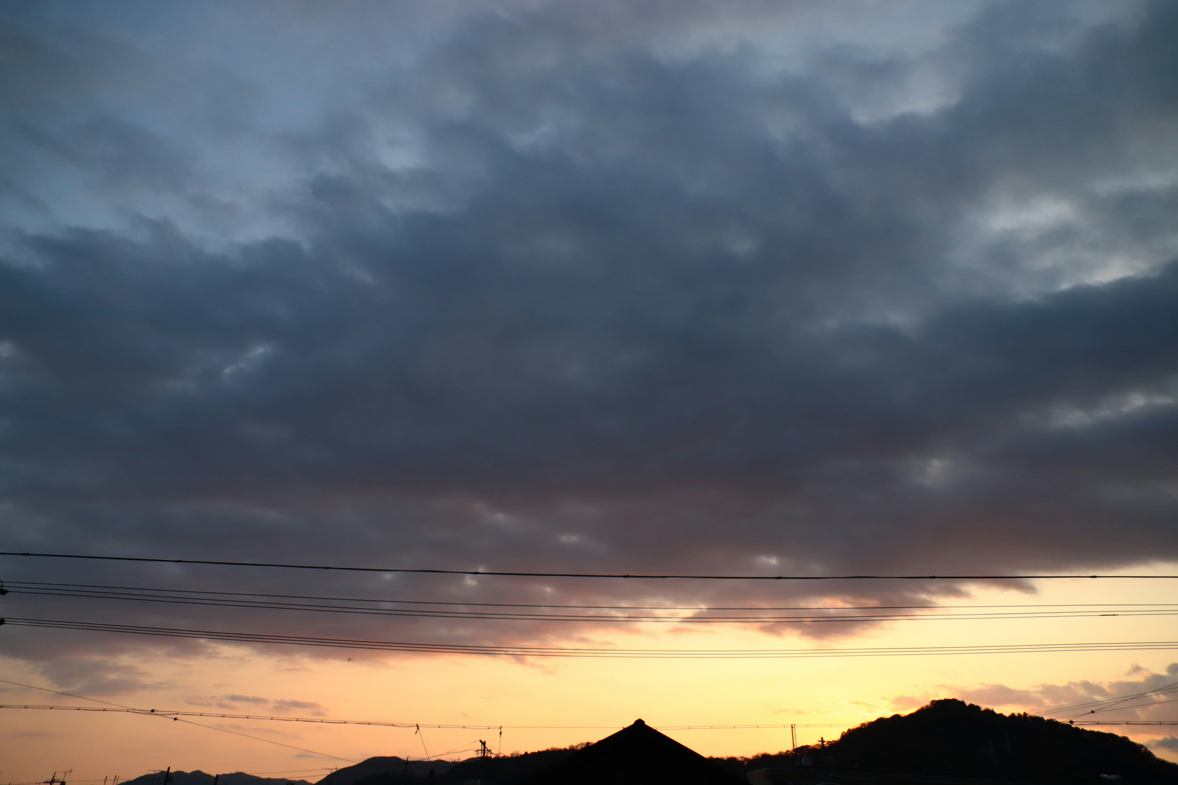 Landschaft mit Sonnenuntergangshimmel und silhouettierten Bergen