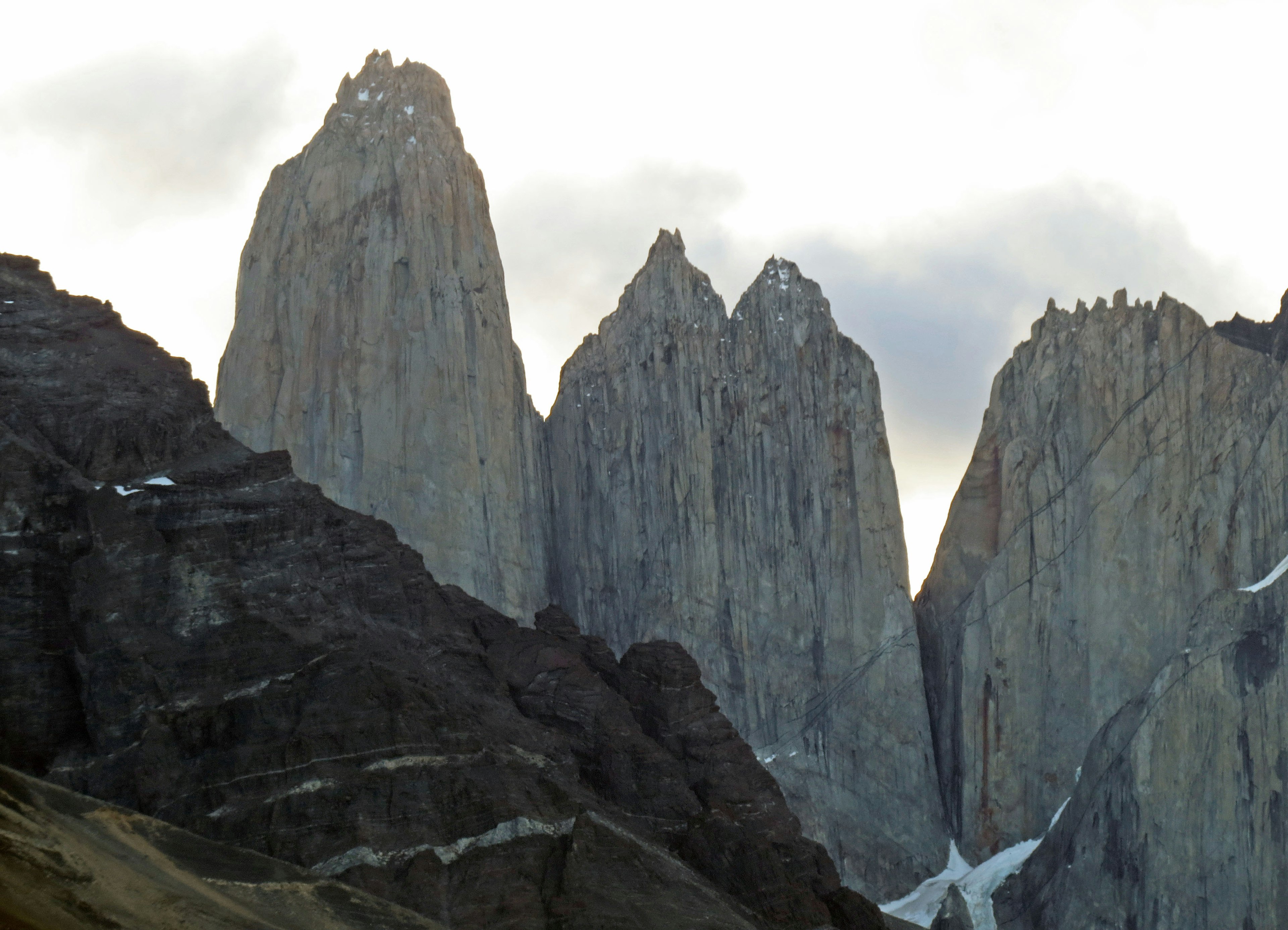 Puncak megah Torres del Paine menjulang di atas awan