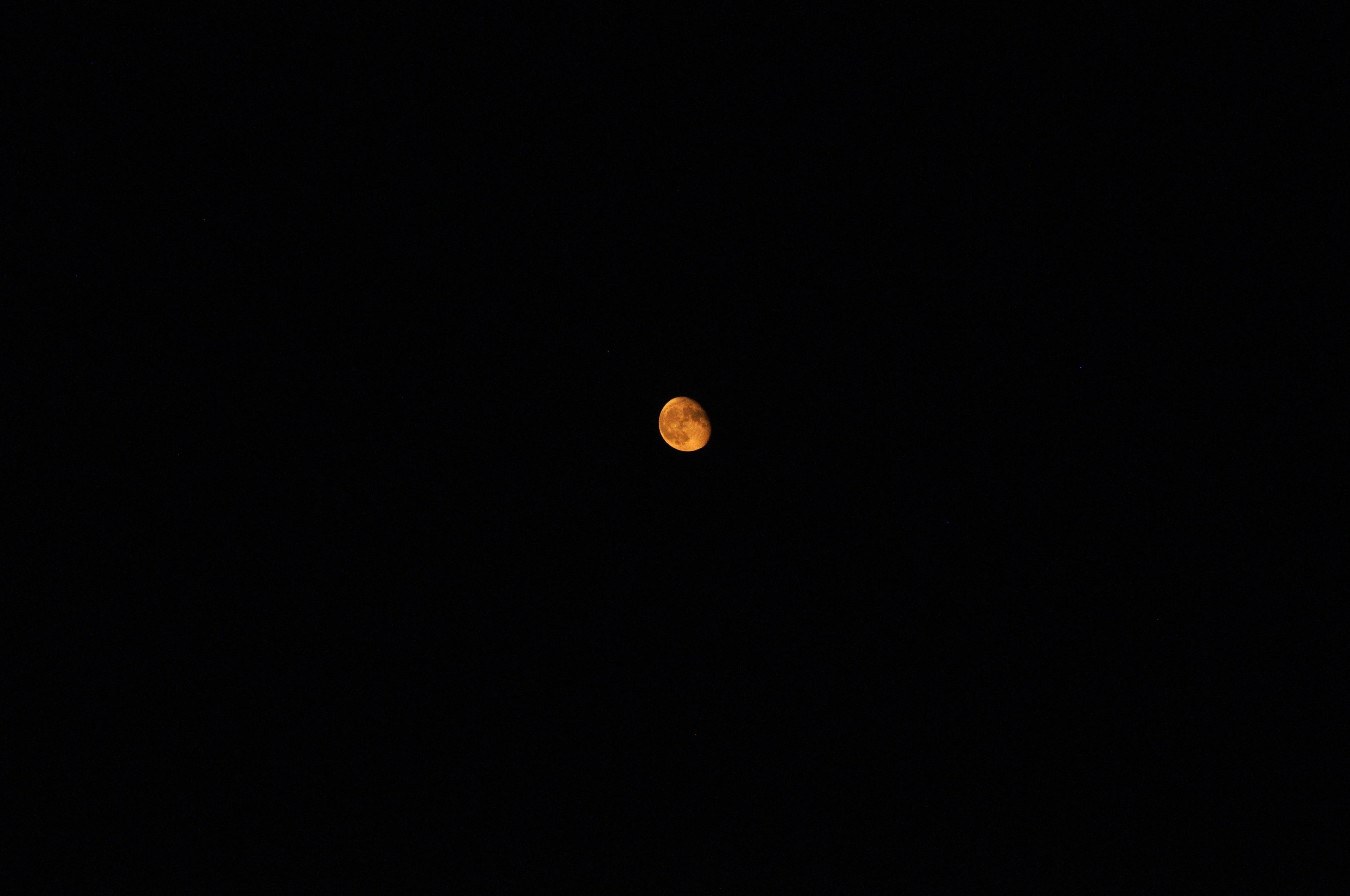 Lune orange dans le ciel nocturne