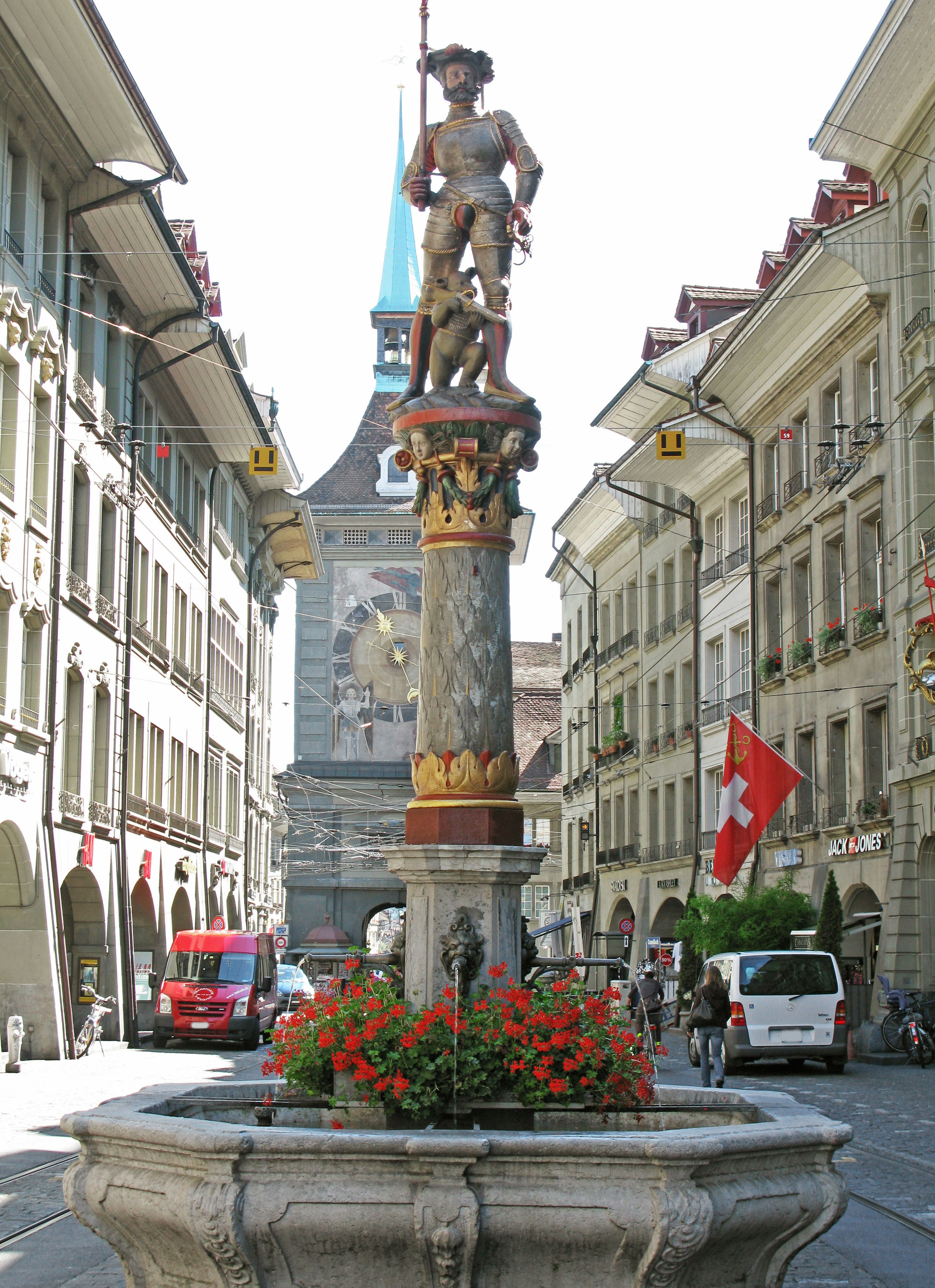 Fontaine historique à Berne avec des fleurs en fleurs et une architecture environnante