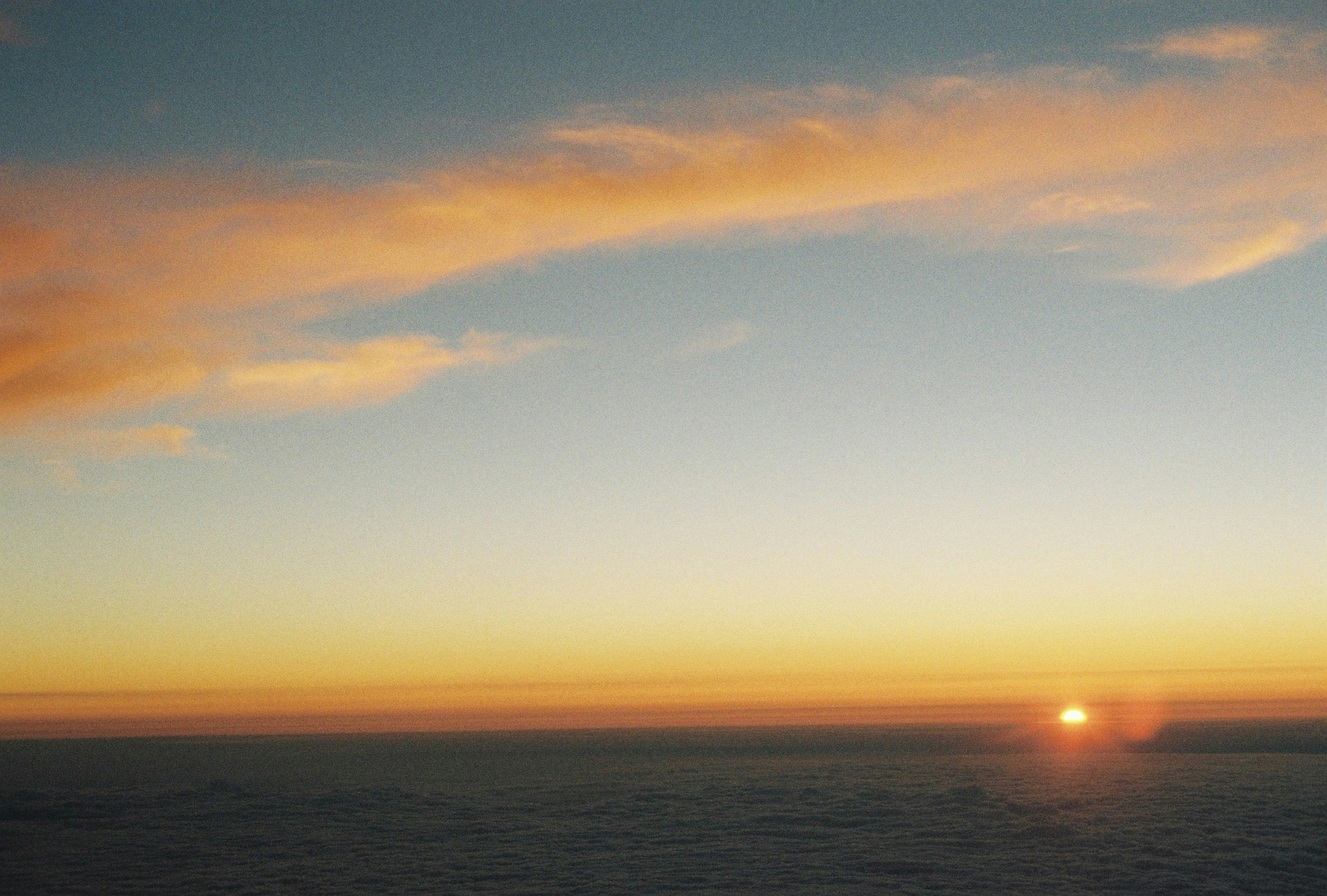 Una hermosa puesta de sol sobre el horizonte del océano