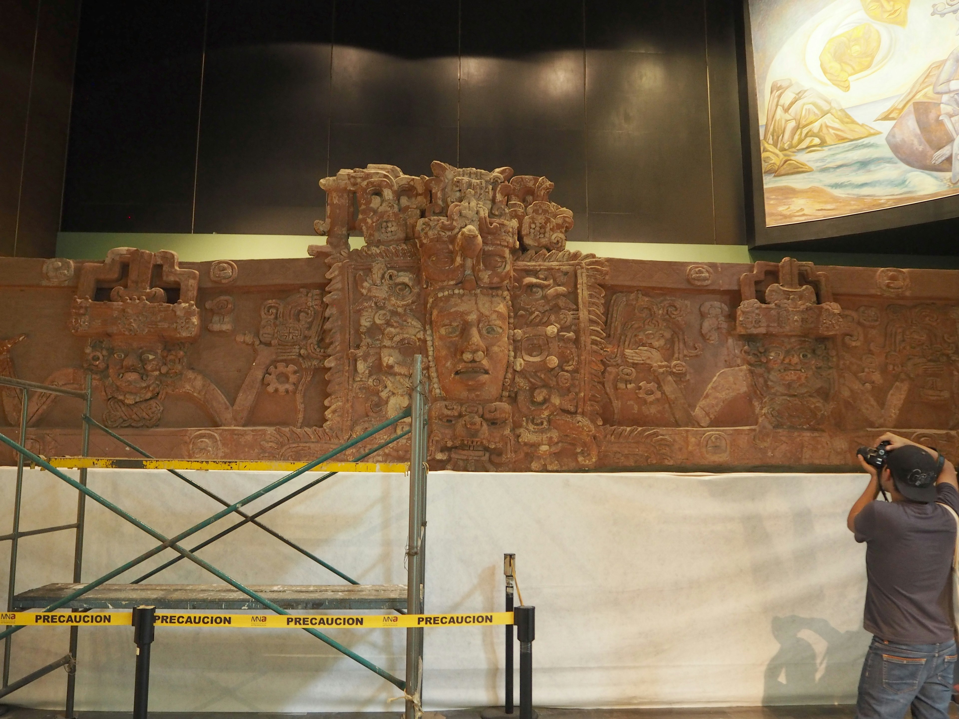 Innenraum eines Museums mit einer archäologischen Wandskulptur