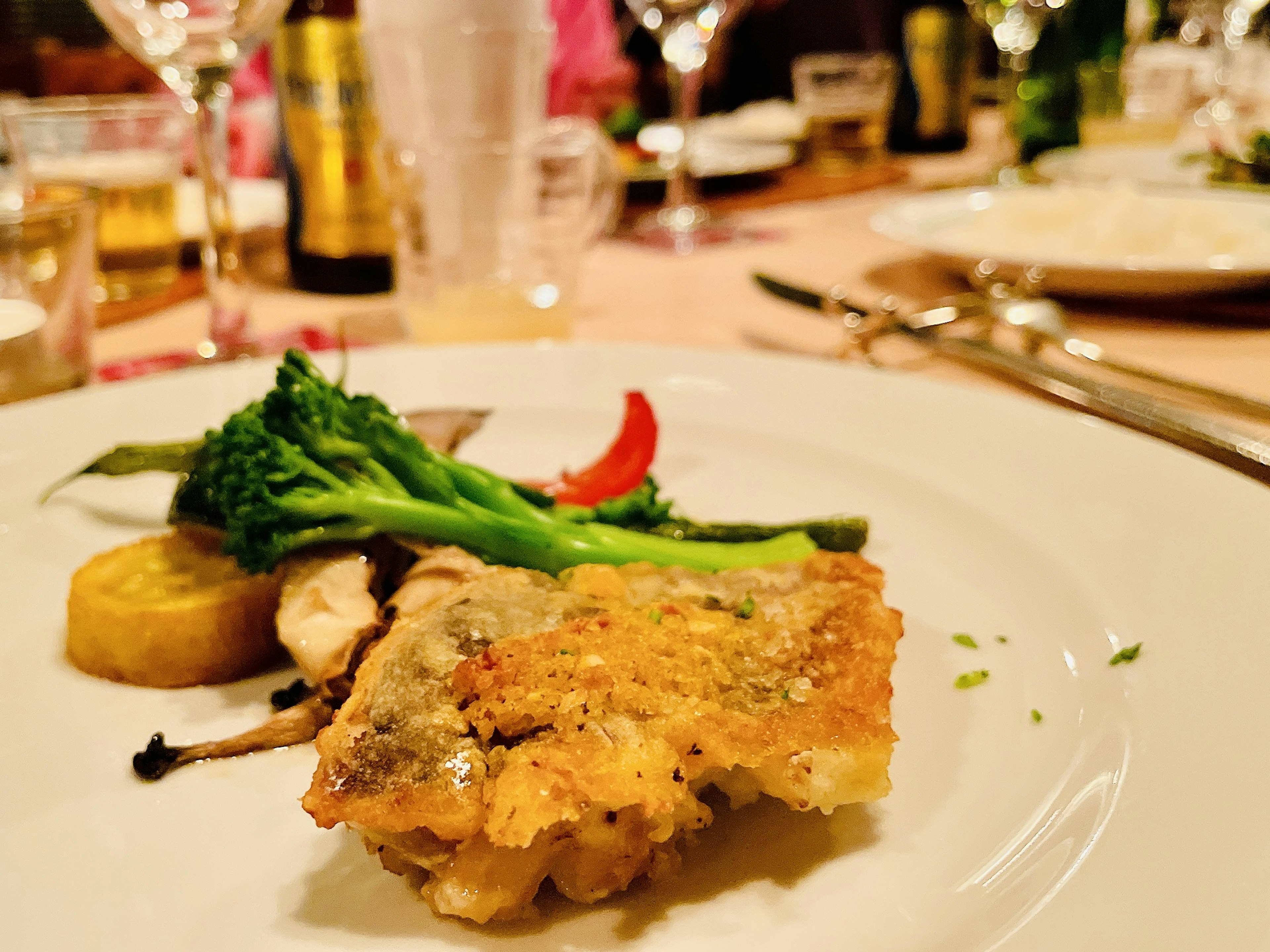 Une assiette de nourriture délicieuse avec du brocoli et une garniture de piment rouge