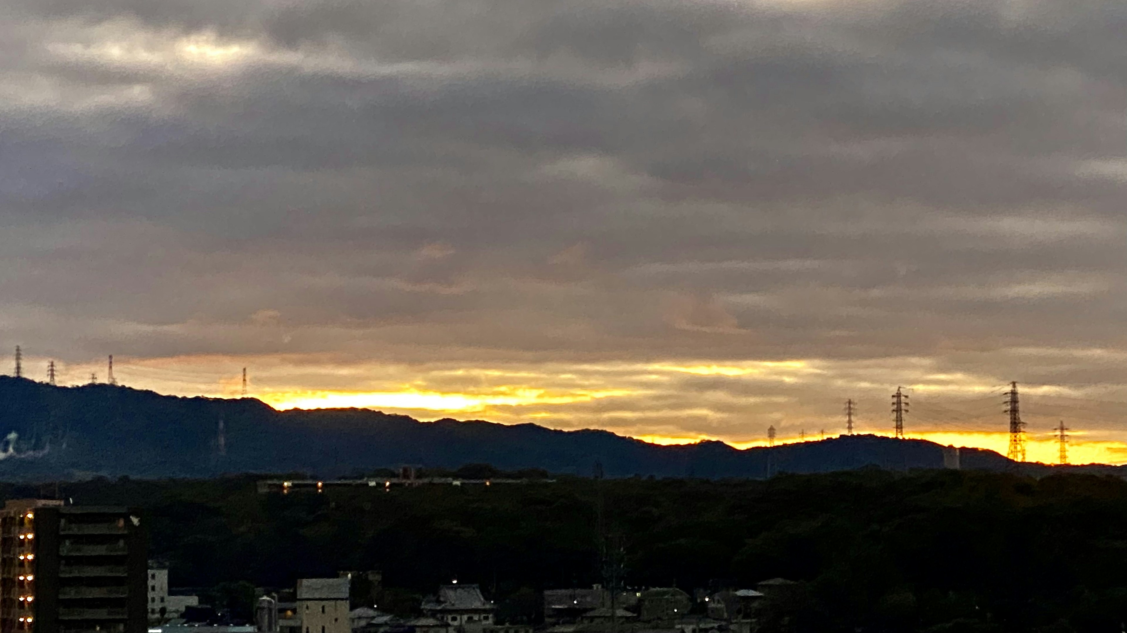 Silueta de montañas con un hermoso atardecer de fondo