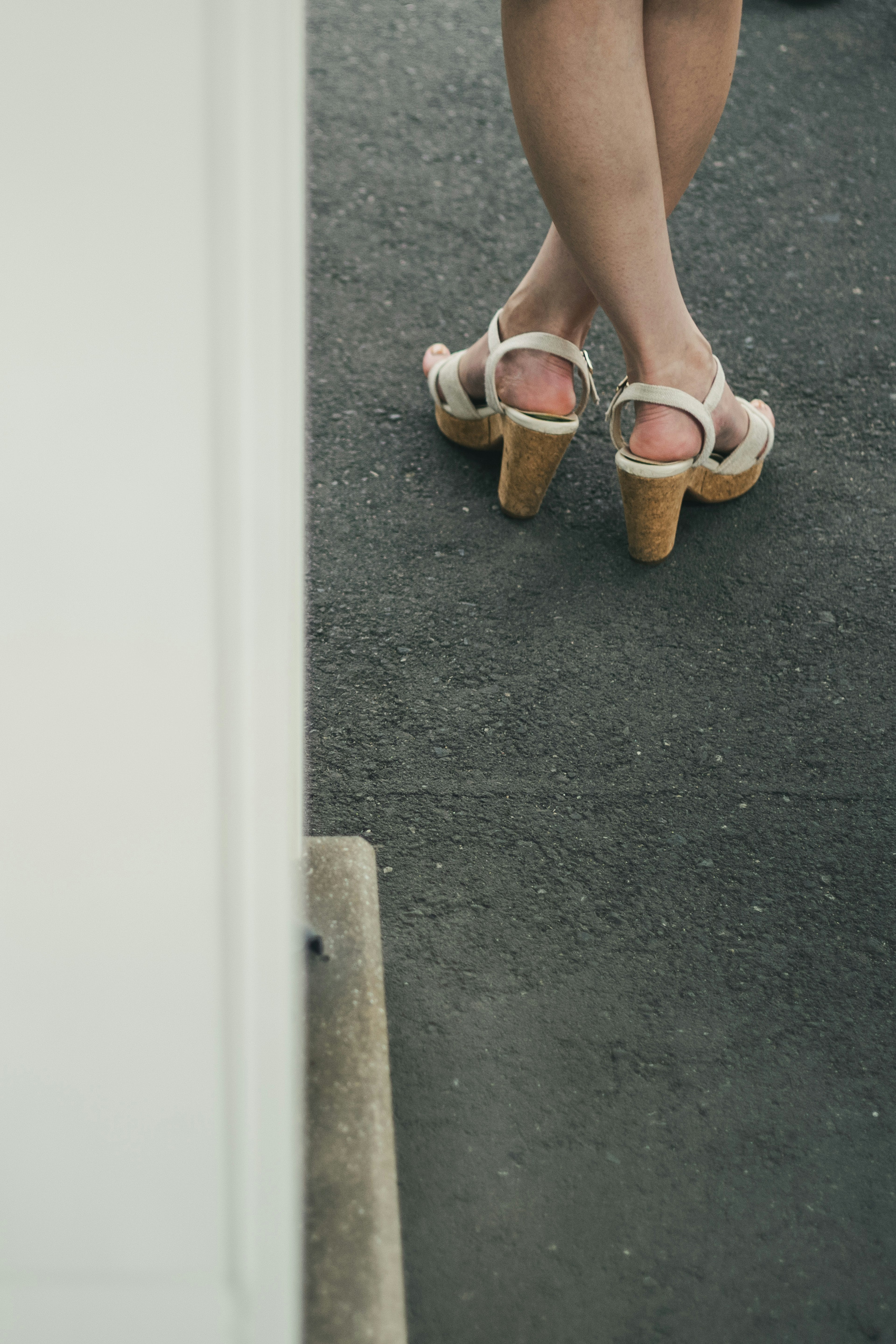 Foto einer Frau, die hohe Sandalen trägt, mit sichtbaren Beinen