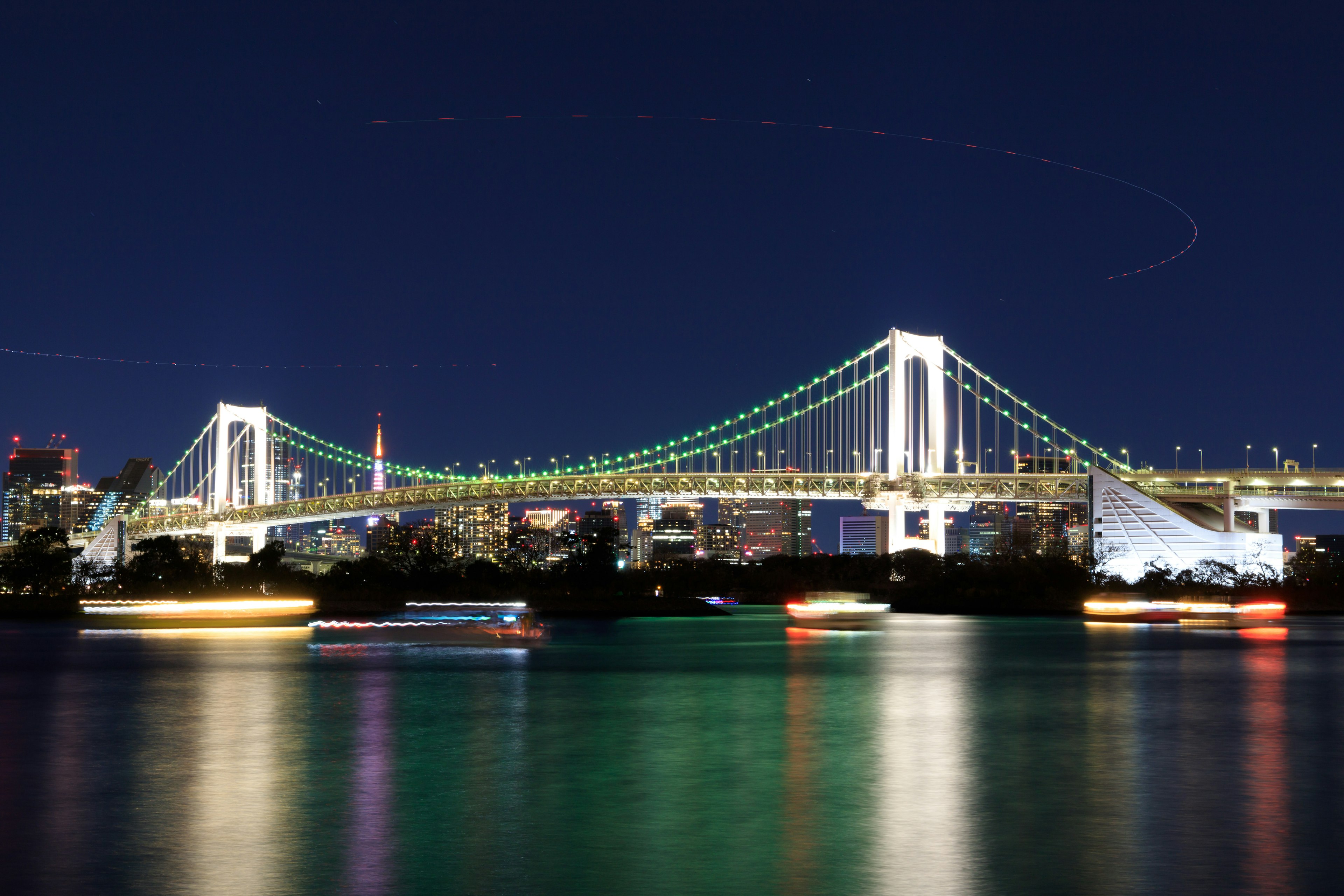 Pemandangan indah Jembatan Pelangi dan Menara Tokyo di malam hari