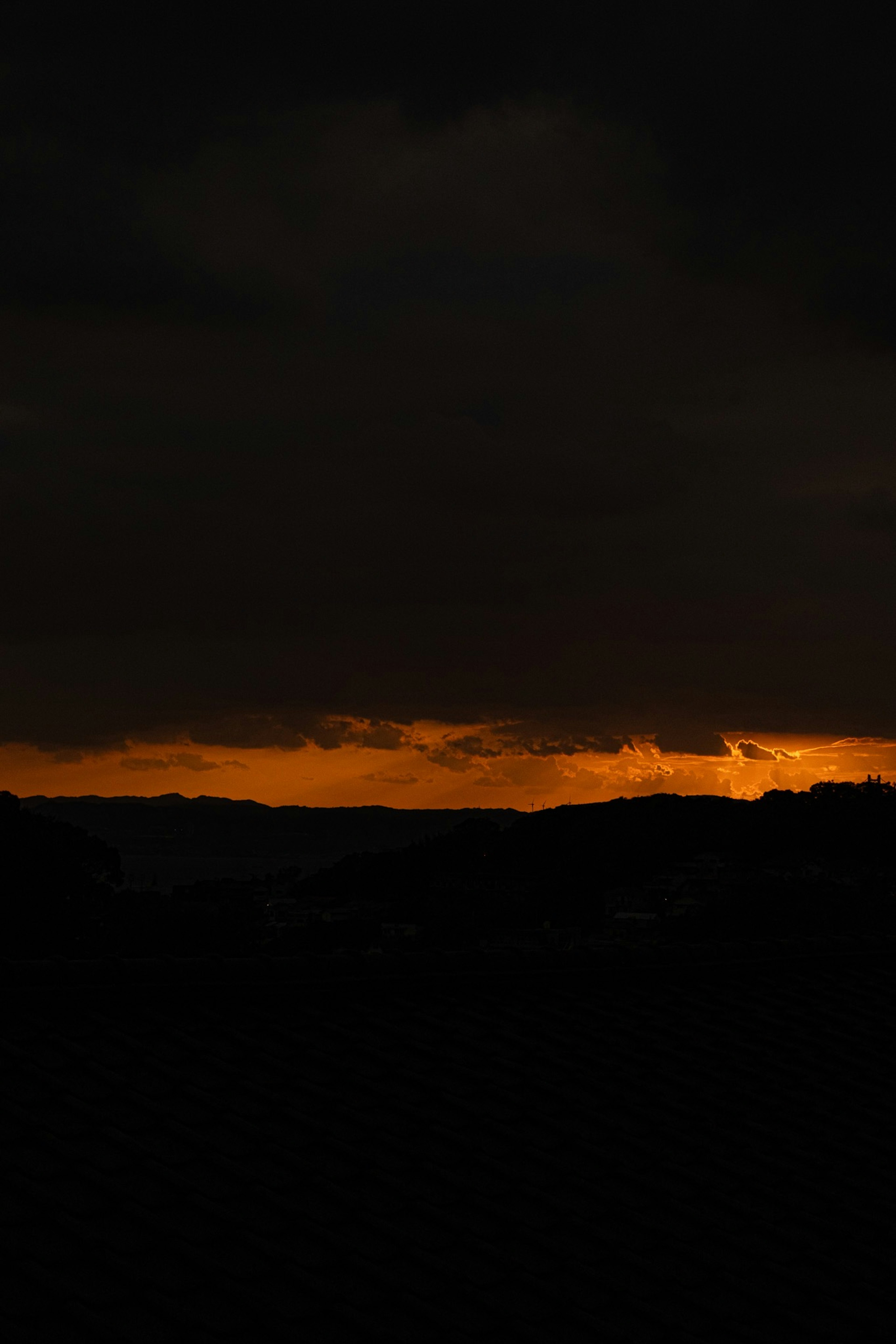 Cielo oscuro con un atardecer naranja brillante