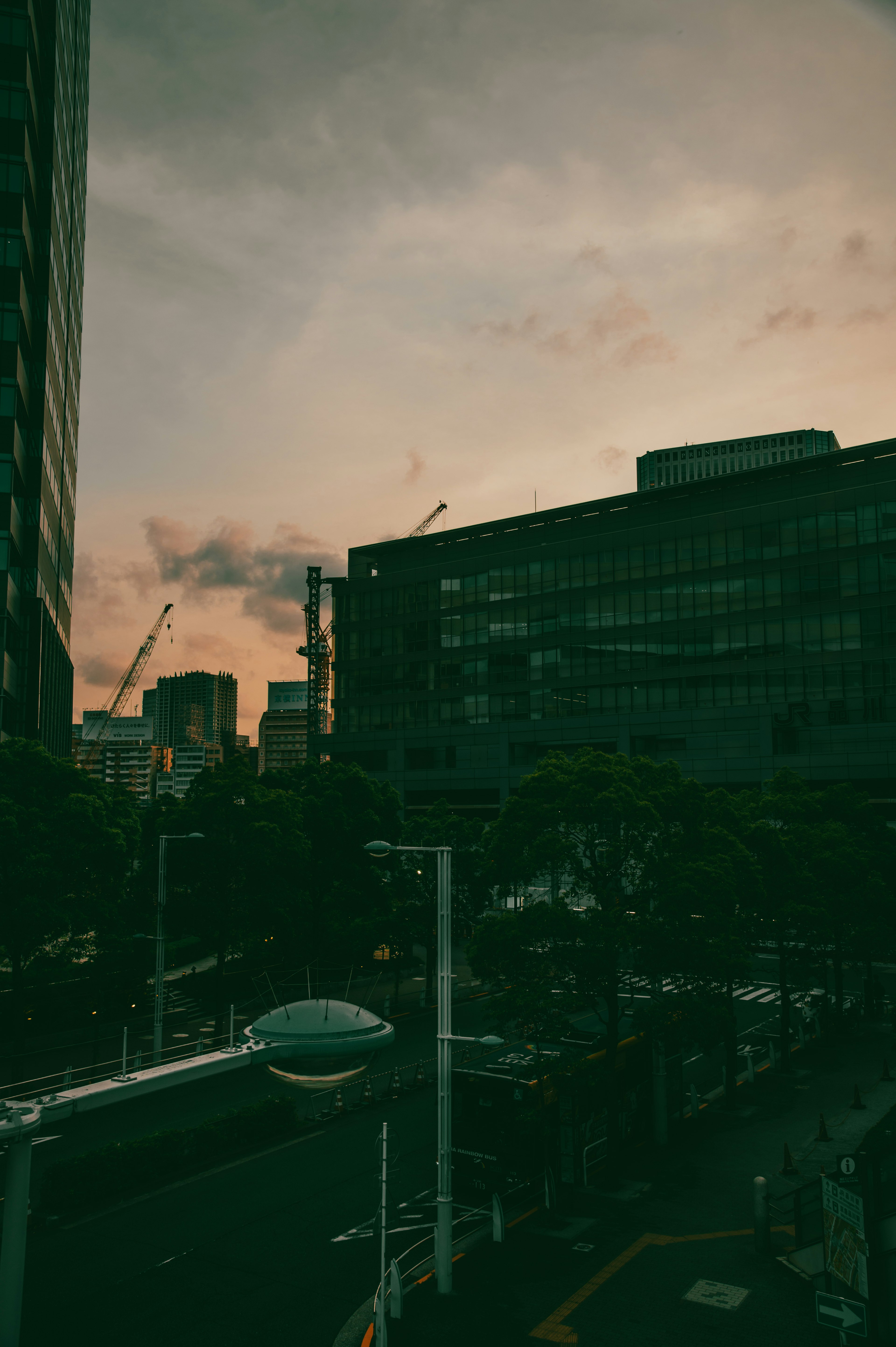 Paesaggio urbano con edifici e tramonto