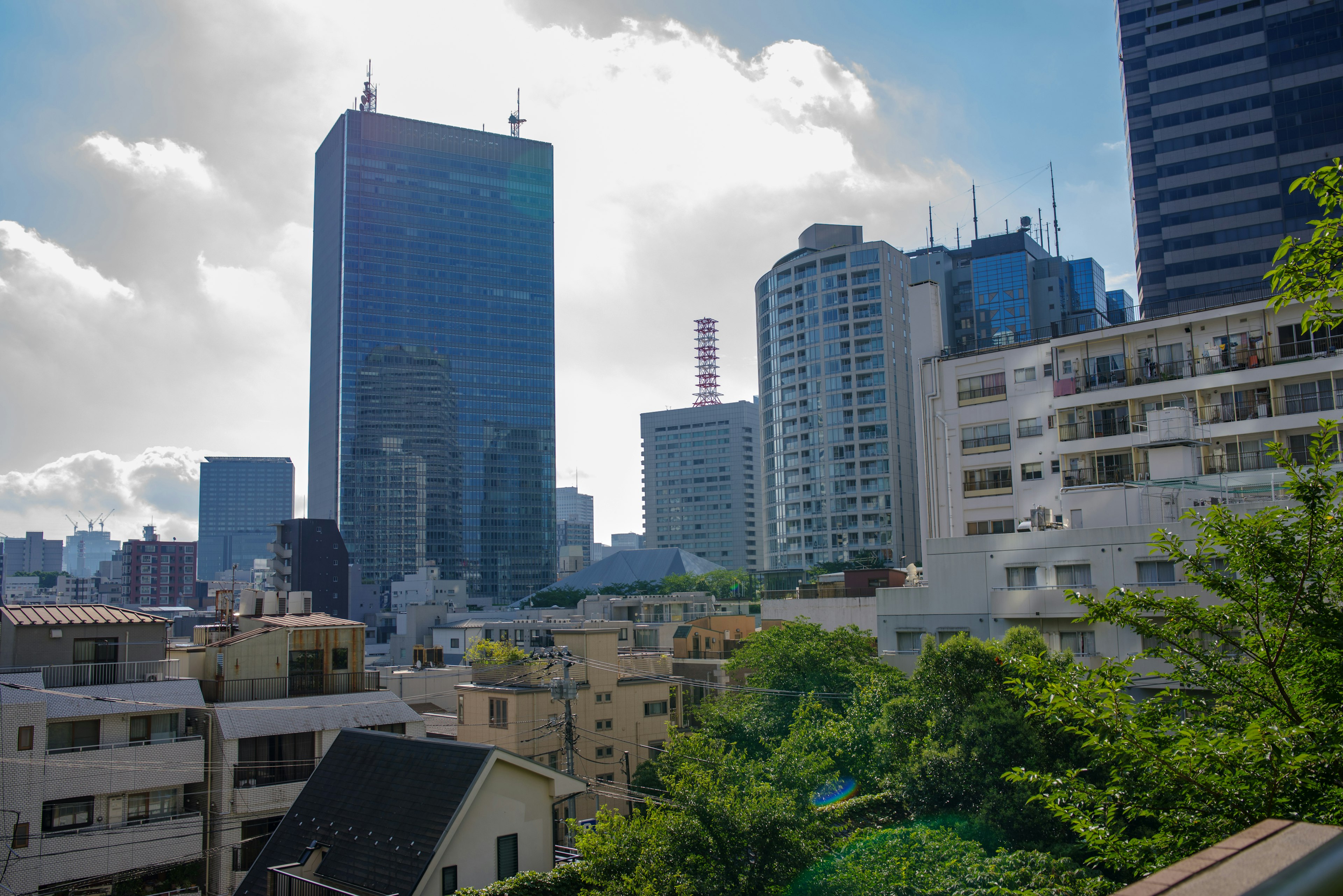 Paysage urbain avec des gratte-ciel et de la verdure