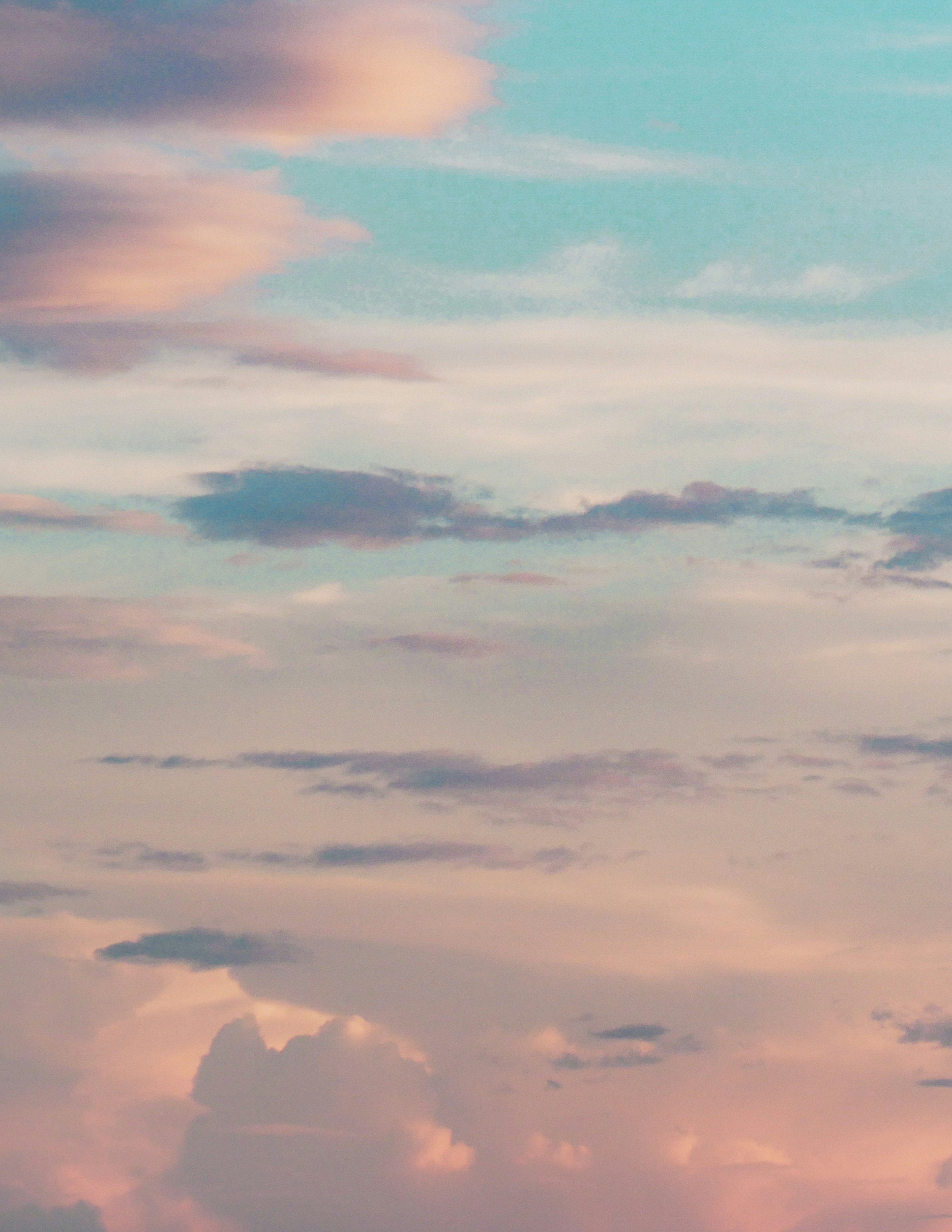 Ruhiger Himmel mit sanften blauen und rosa Wolken