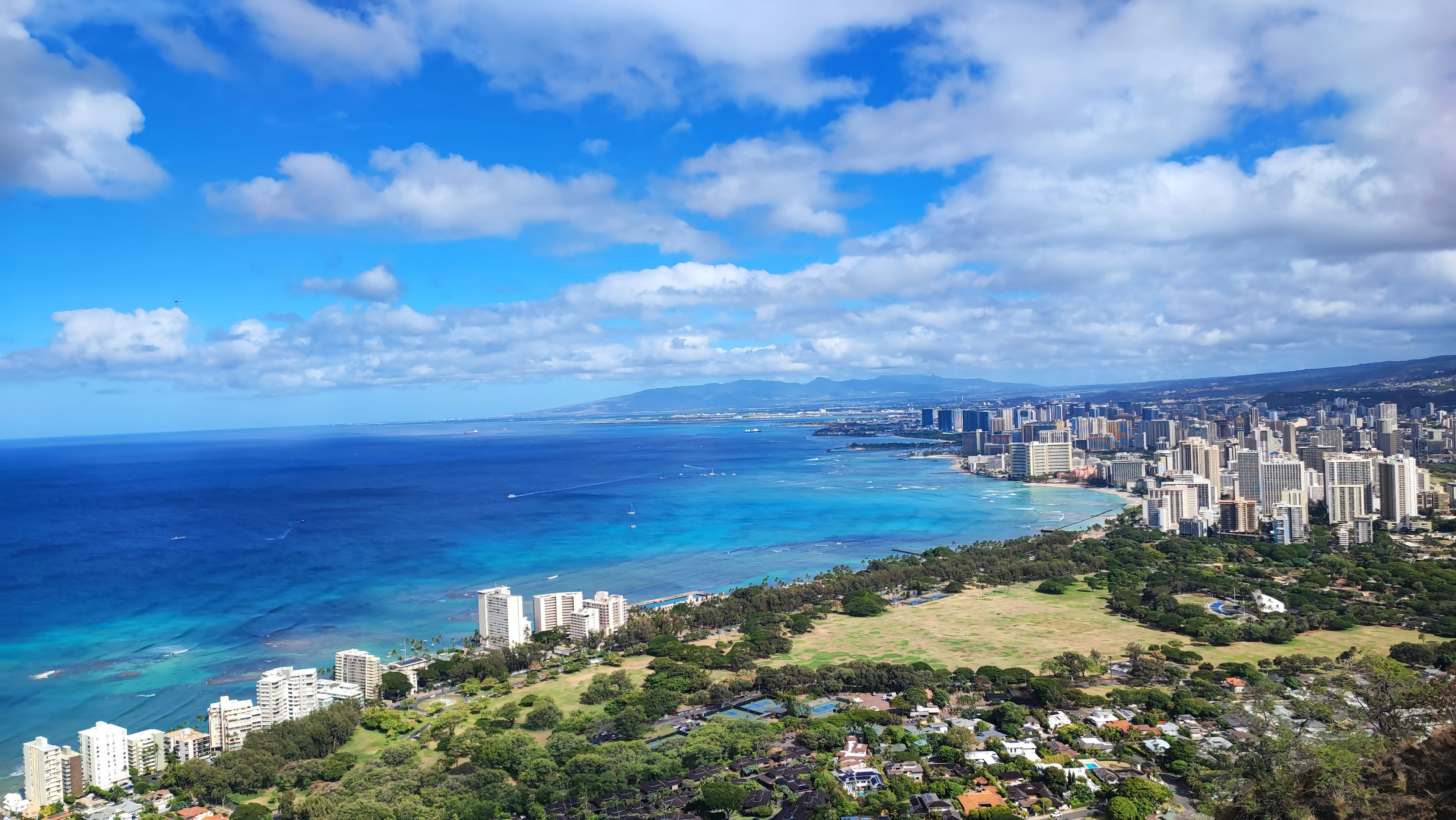 Vista panoramica di Honolulu con oceano blu e grattacieli